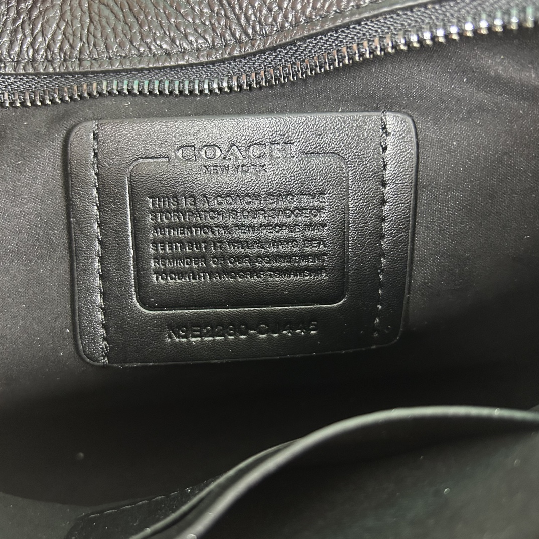 Coach CP445头层皮 2023 12月新款Coach 印花标志印花牛皮HITCH男手拿斜挎包
