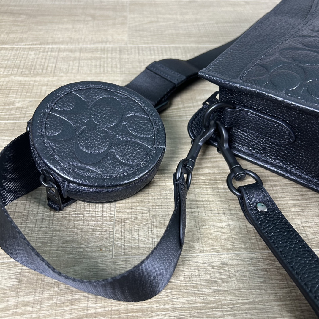 Coach CP445头层皮 2023 12月新款Coach 印花标志印花牛皮HITCH男手拿斜挎包