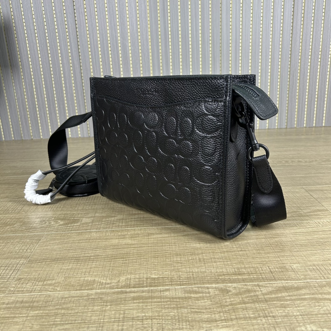 Coach CP445头层皮 2023 12月新款Coach 印花标志印花牛皮HITCH男手拿斜挎包
