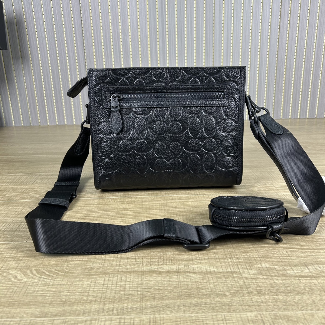 Coach CP445头层皮 2023 12月新款Coach 印花标志印花牛皮HITCH男手拿斜挎包