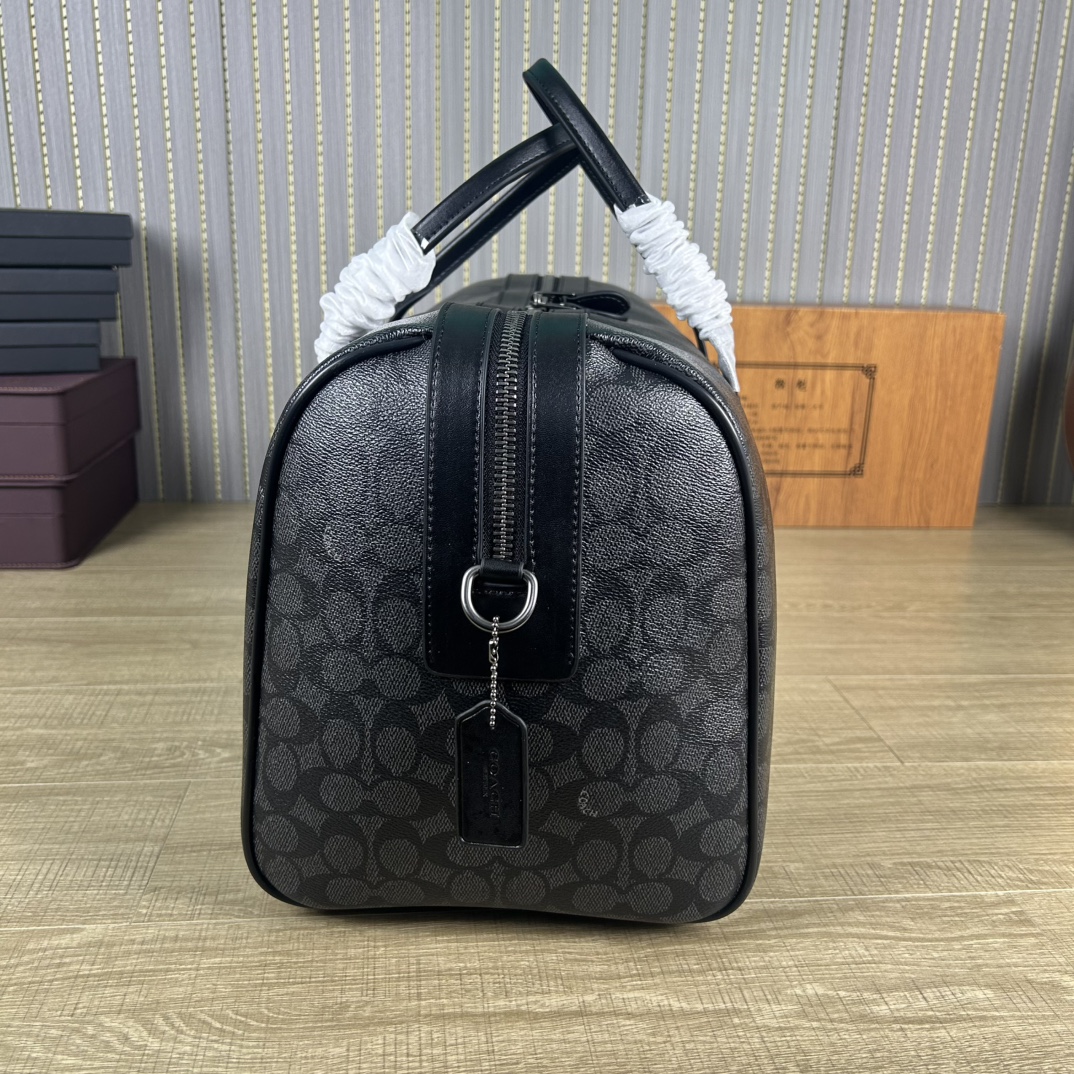 Coach CV958 最新老花 旅行包、内置隔层、长肩带可调节、可拆卸、单扣斜挎手提包、大容量旅游、出差、商务 登机包、品质 长45cmx高26cmx宽21