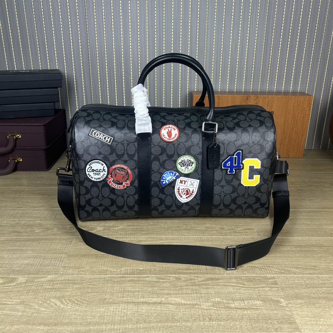 Coach CY829 最新老花 旅行包、内置隔层、长肩带可调节、可拆卸、单扣斜挎手提包、大容量旅游、出差、商务 登机包、品质 长45cmx高26cmx宽21