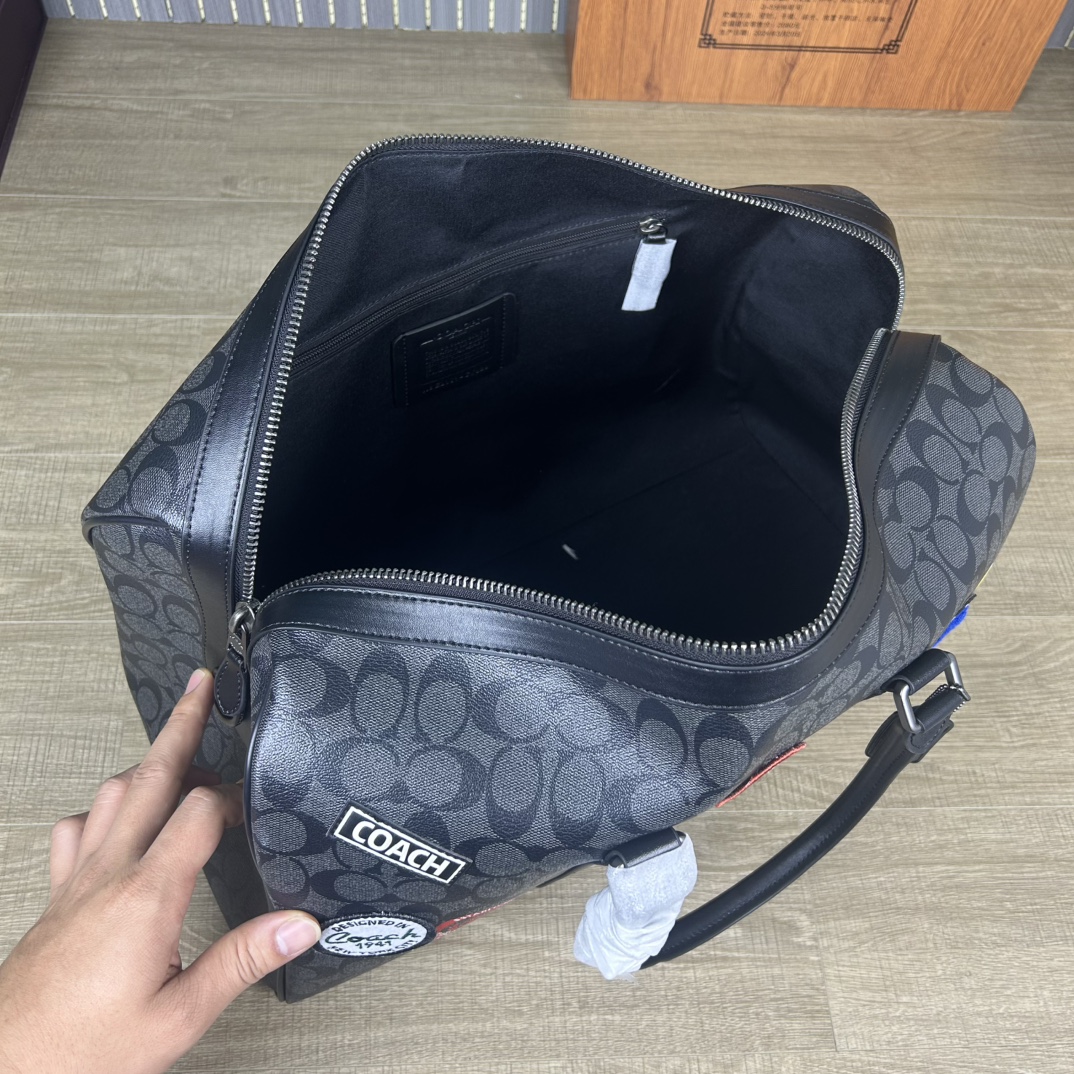 Coach CY829 最新老花 旅行包、内置隔层、长肩带可调节、可拆卸、单扣斜挎手提包、大容量旅游、出差、商务 登机包、品质 长45cmx高26cmx宽21