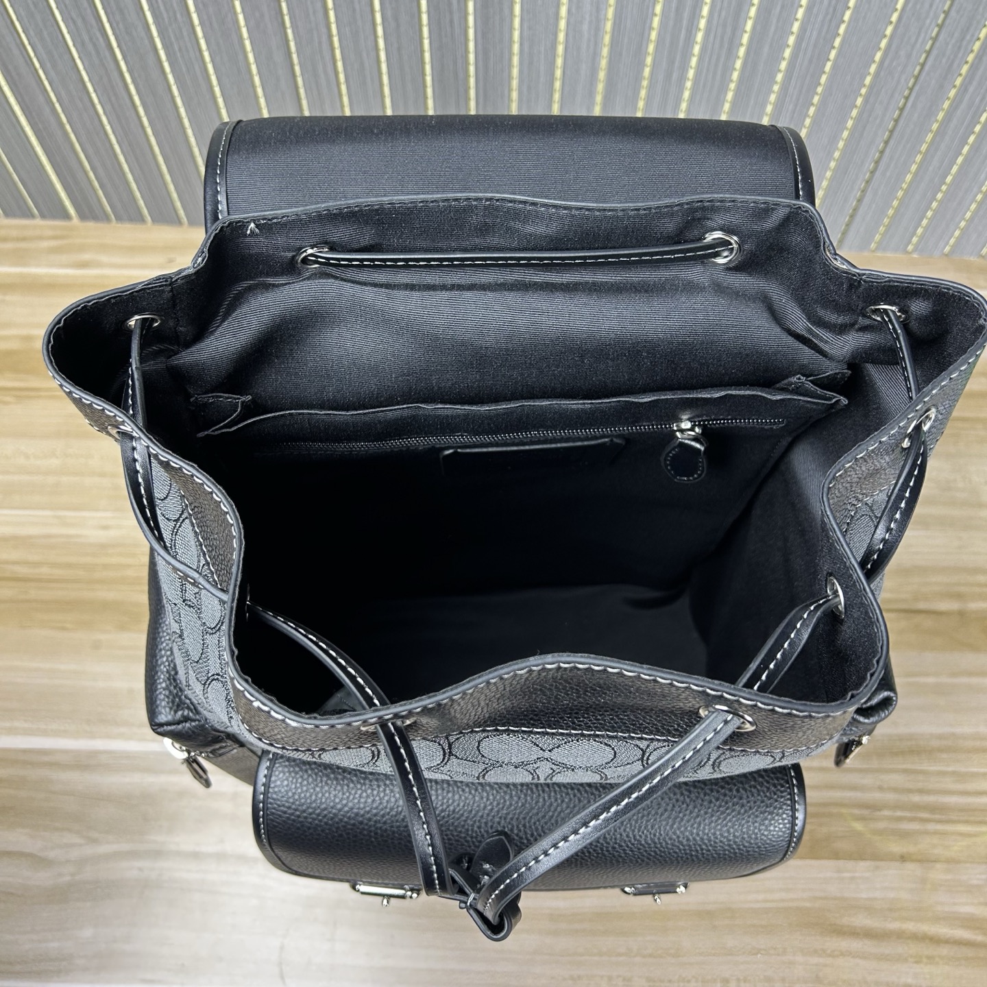 Coach COA*H 蔻家 背包4月新品CE523 Sprint 标志此款包采用的是牛皮革配织物内置拉链袋手机袋多功能袋内置数码产品袋拉绳和快速扣开合 织物衬里垂直长度8