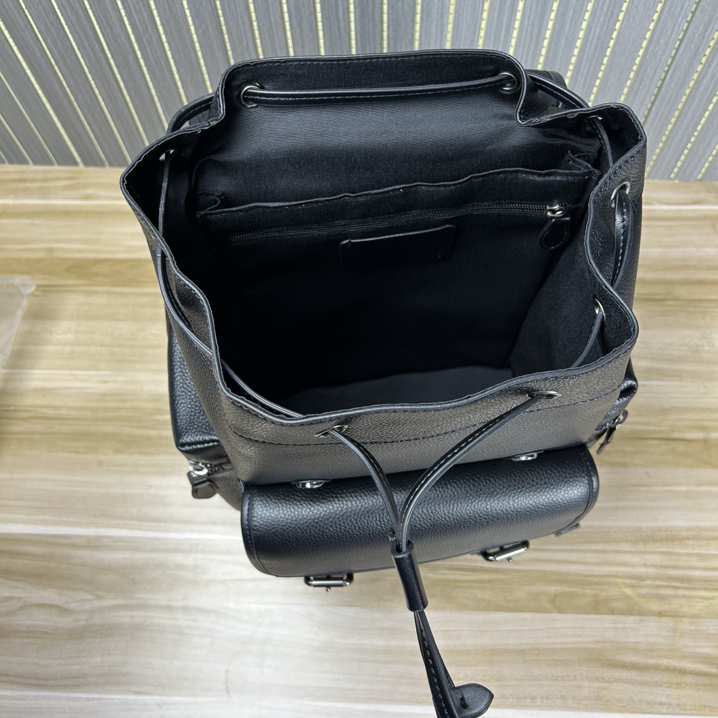 Coach COA*H 蔻家 背包4月新品CT015 Sprint 标志此款包采用的是牛皮革配织物内置拉链袋手机袋多功能袋内置数码产品袋拉绳和快速扣开合 织物衬里垂直长度8
