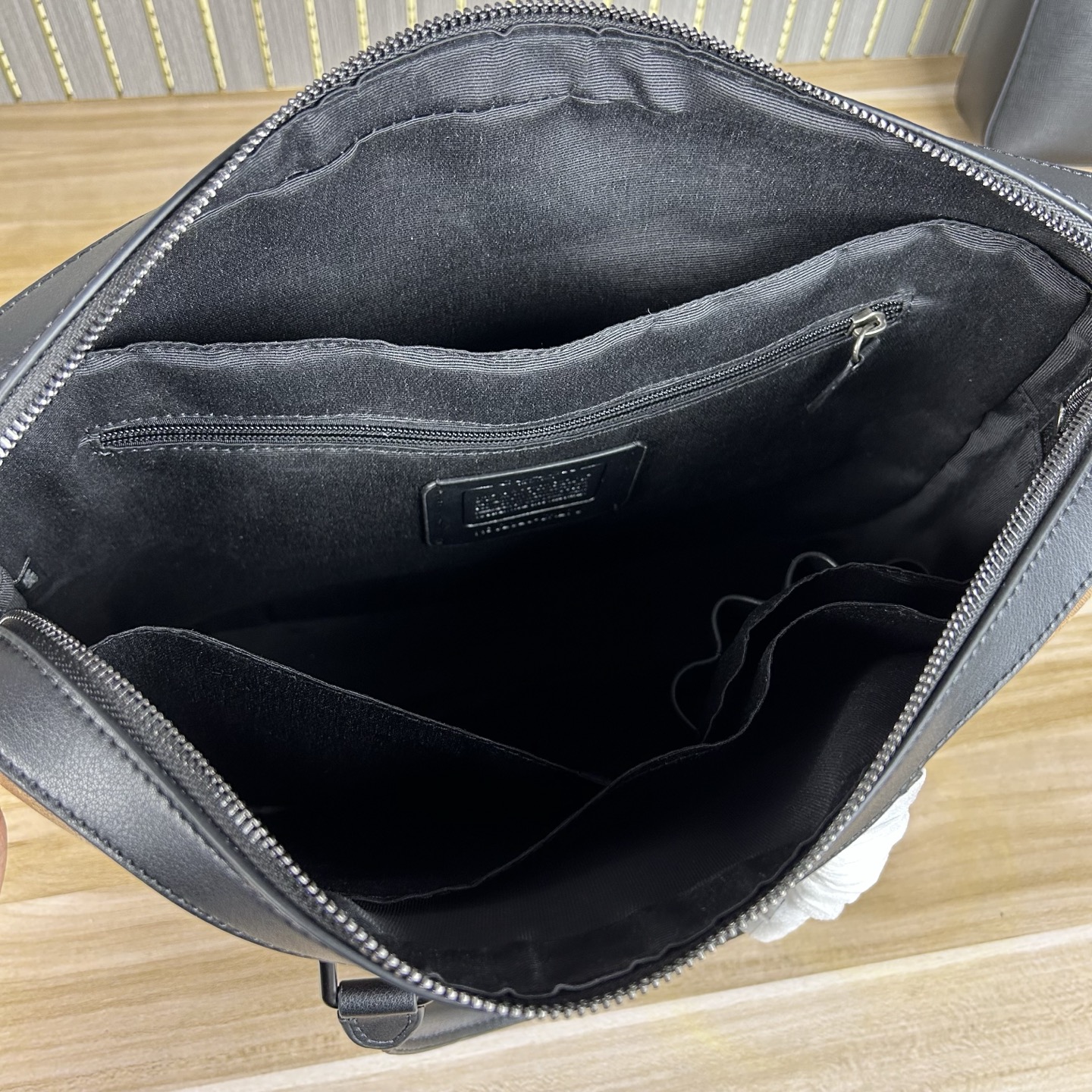 Coach 款号 ：CR270 男士新款公文包 可手提斜挎单肩包男包 简约大方款 荔枝纹头层牛皮材质 超软牛皮品质 做工 版型立体挺括 纳物非常方便 容量大 可以放笔记本电脑