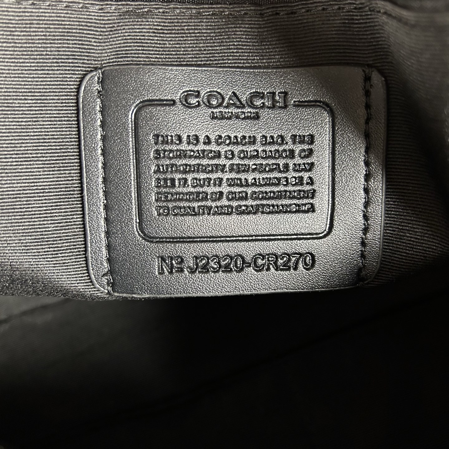 Coach 款号 ：CR270 男士新款公文包 可手提斜挎单肩包男包 简约大方款 荔枝纹头层牛皮材质 超软牛皮品质 做工 版型立体挺括 纳物非常方便 容量大 可以放笔记本电脑