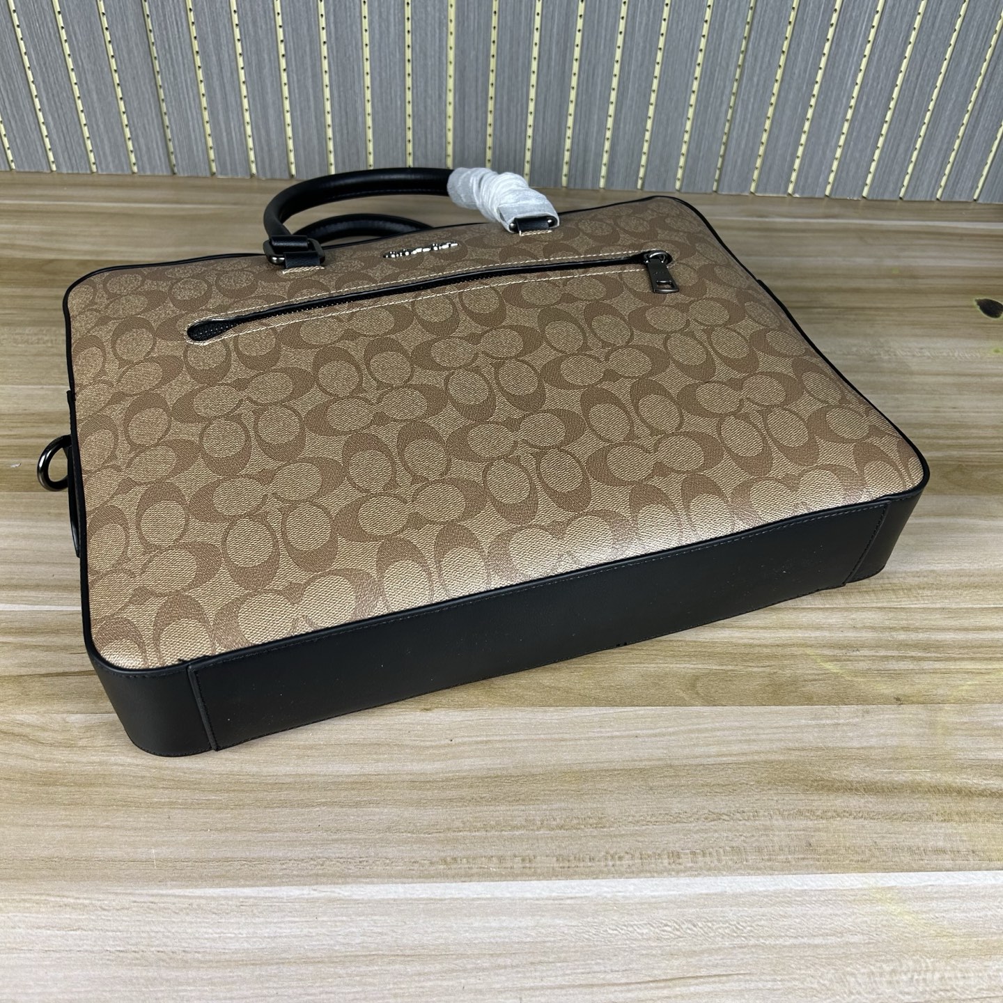Coach 款号 ：CR270 男士新款公文包 可手提斜挎单肩包男包 简约大方款 荔枝纹头层牛皮材质 超软牛皮品质 做工 版型立体挺括 纳物非常方便 容量大 可以放笔记本电脑