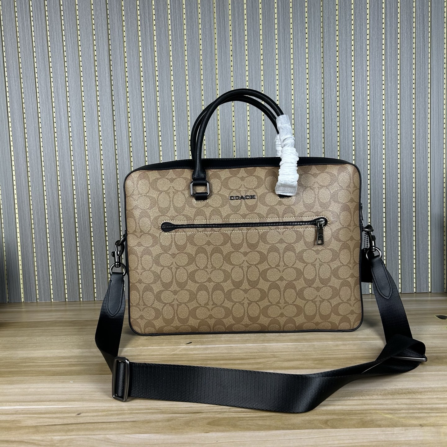 Coach 款号 ：CR270 男士新款公文包 可手提斜挎单肩包男包 简约大方款 荔枝纹头层牛皮材质 超软牛皮品质 做工 版型立体挺括 纳物非常方便 容量大 可以放笔记本电脑