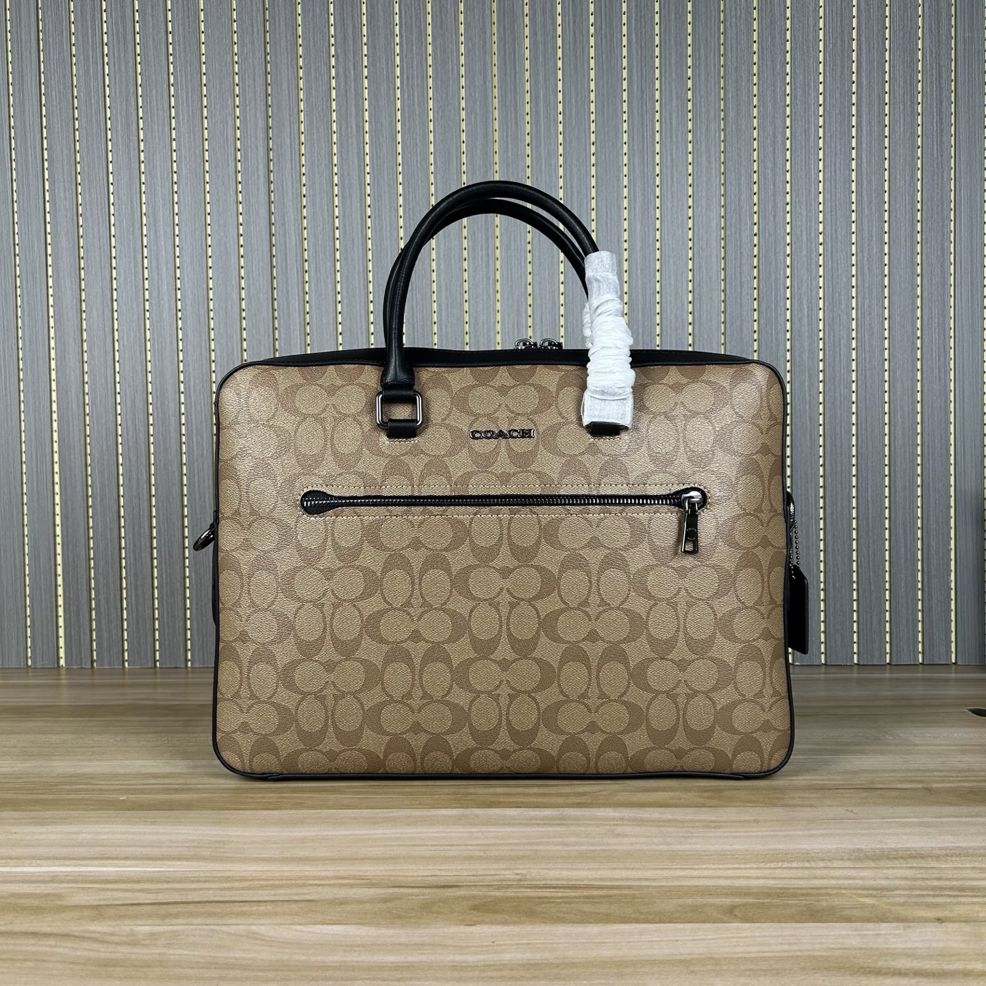 Coach 款号 ：CR270 男士新款公文包 可手提斜挎单肩包男包 简约大方款 荔枝纹头层牛皮材质 超软牛皮品质 做工 版型立体挺括 纳物非常方便 容量大 可以放笔记本电脑