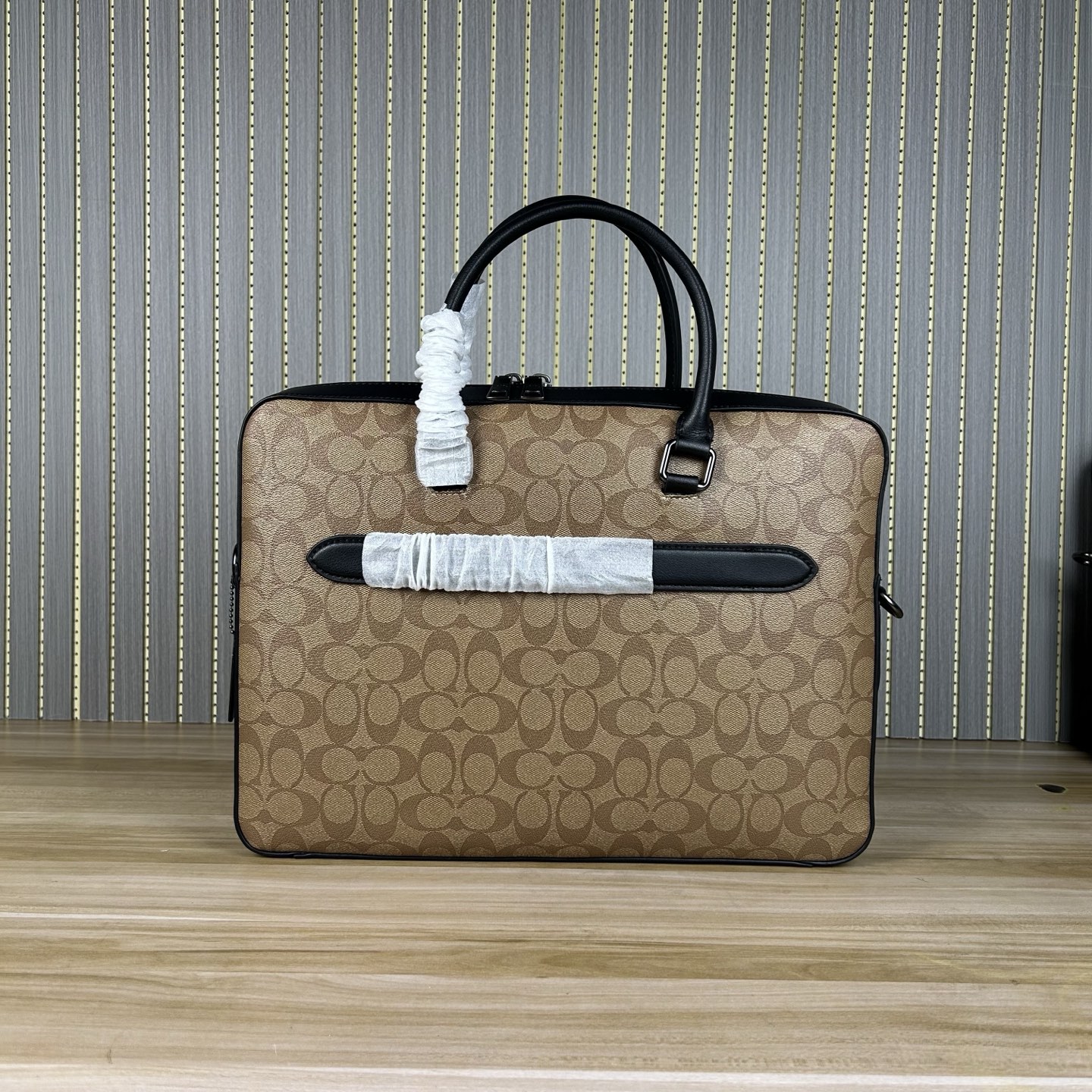 Coach 款号 ：CR270 男士新款公文包 可手提斜挎单肩包男包 简约大方款 荔枝纹头层牛皮材质 超软牛皮品质 做工 版型立体挺括 纳物非常方便 容量大 可以放笔记本电脑
