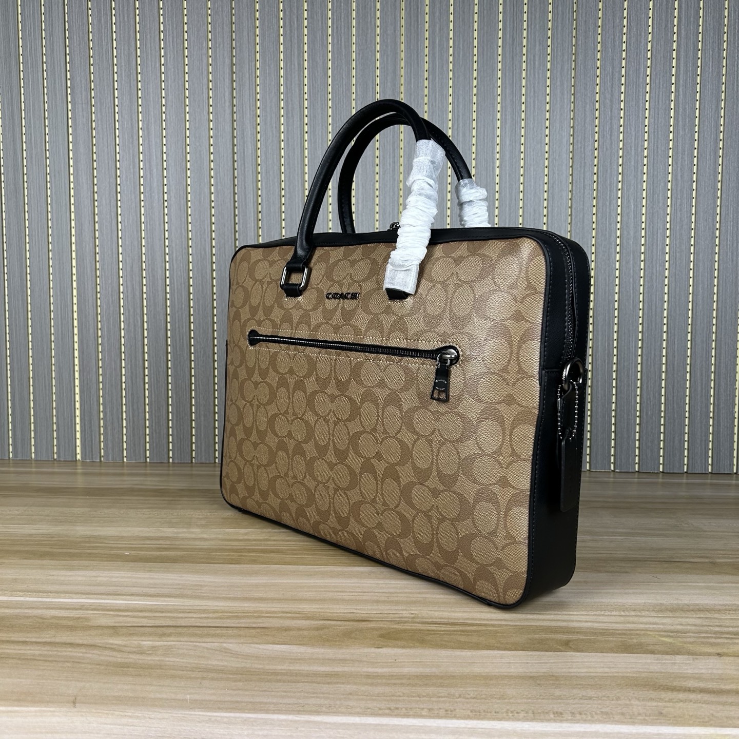 Coach 款号 ：CR270 男士新款公文包 可手提斜挎单肩包男包 简约大方款 荔枝纹头层牛皮材质 超软牛皮品质 做工 版型立体挺括 纳物非常方便 容量大 可以放笔记本电脑