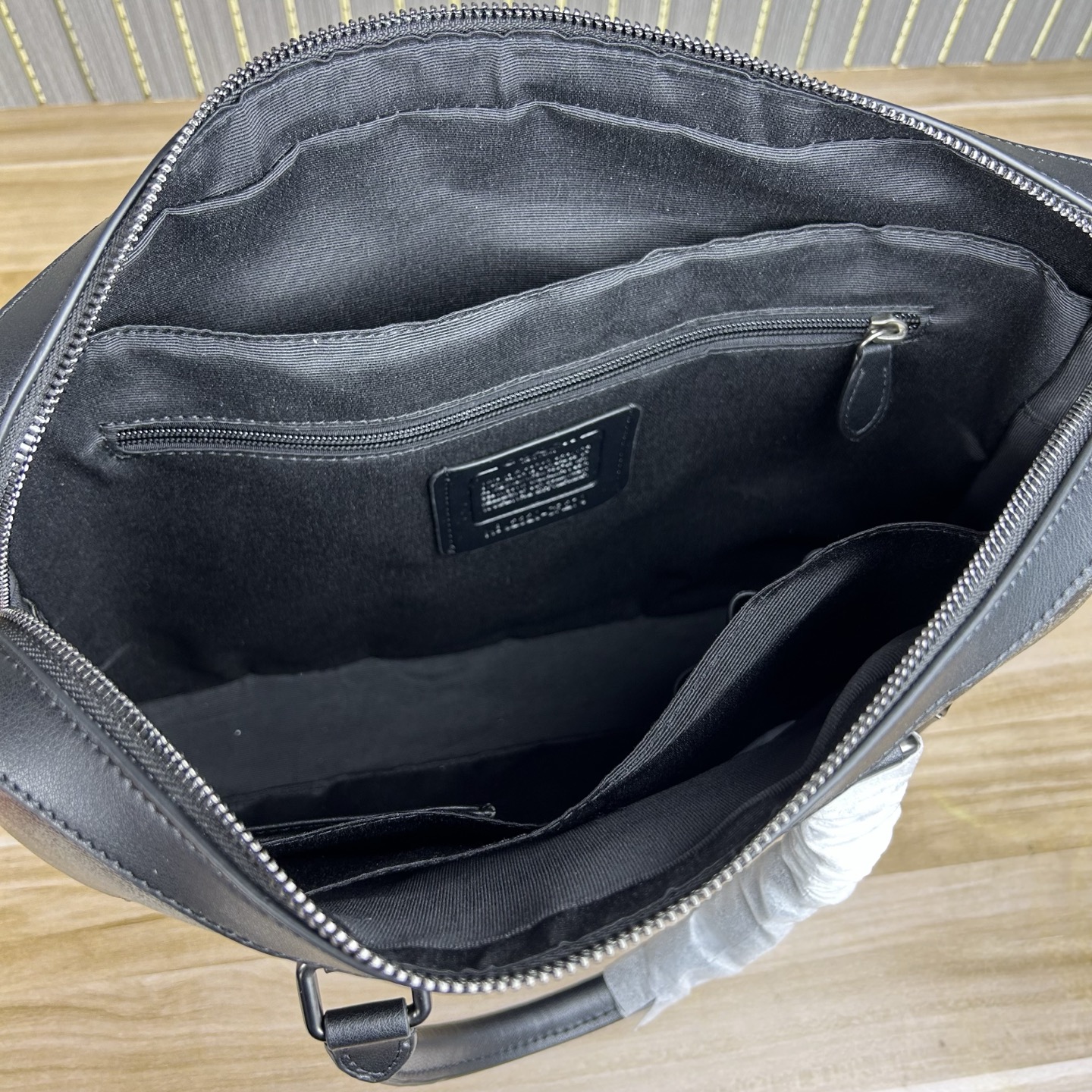 Coach 款号 ：CR270 男士新款公文包 可手提斜挎单肩包男包 简约大方款 荔枝纹头层牛皮材质 超软牛皮品质 做工 版型立体挺括 纳物非常方便 容量大 可以放笔记本电脑