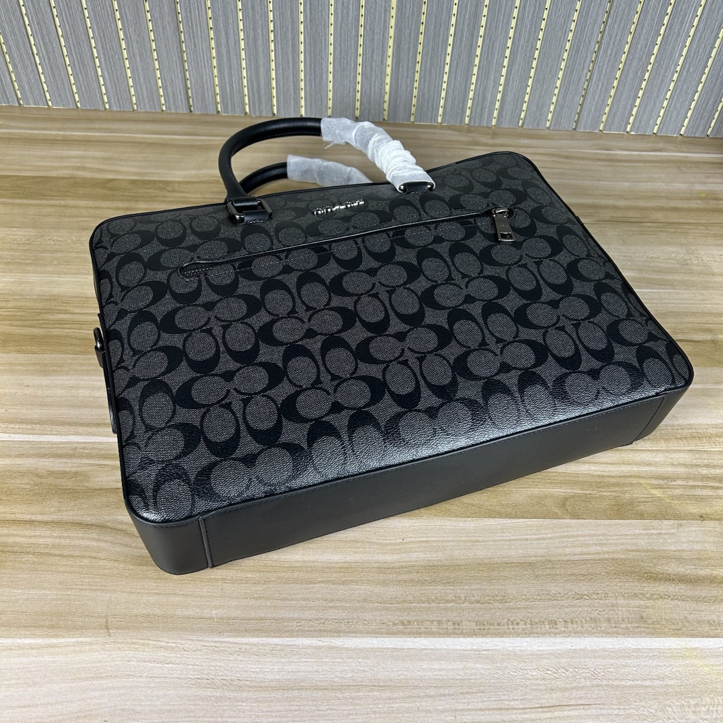 Coach 款号 ：CR270 男士新款公文包 可手提斜挎单肩包男包 简约大方款 荔枝纹头层牛皮材质 超软牛皮品质 做工 版型立体挺括 纳物非常方便 容量大 可以放笔记本电脑