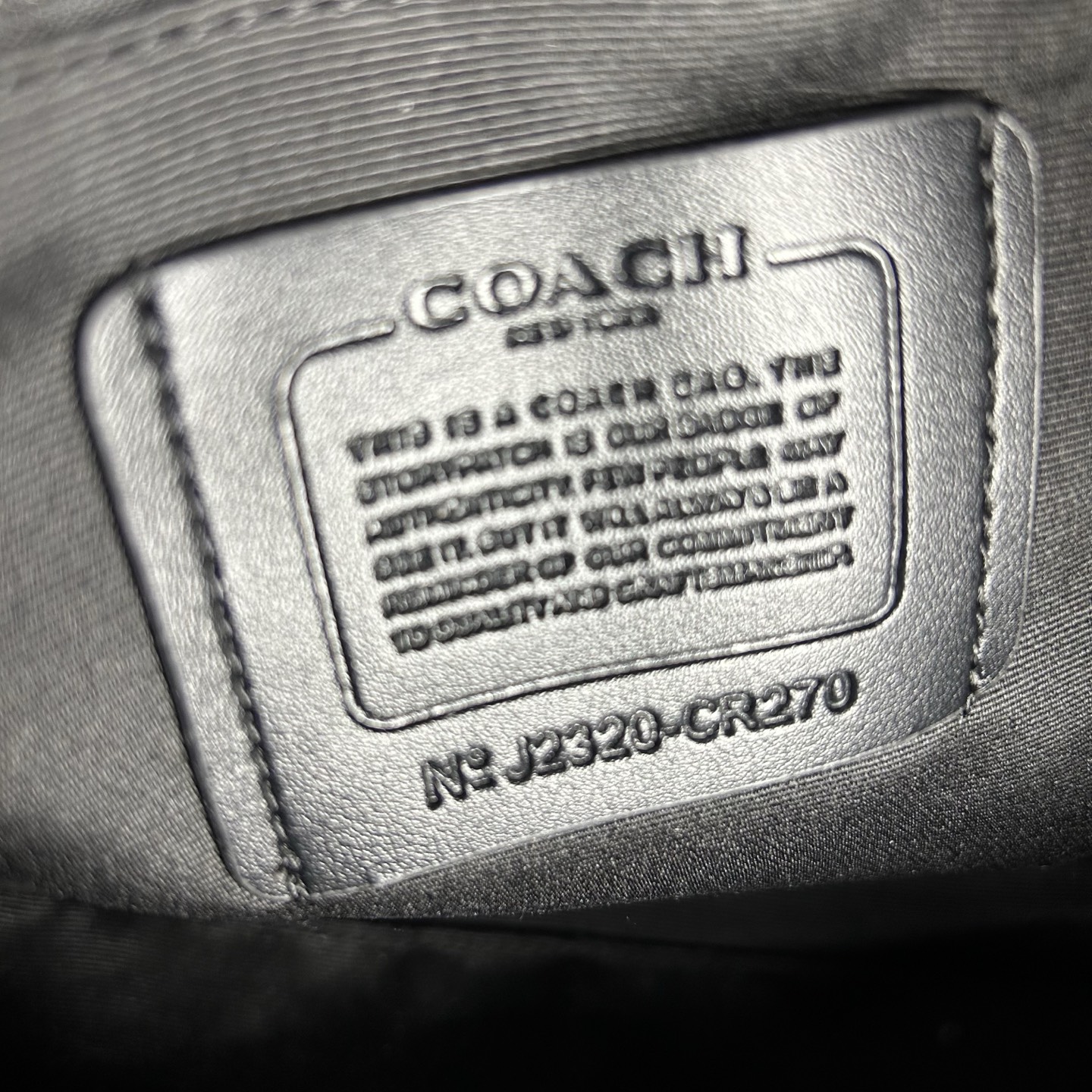 Coach 款号 ：CR270 男士新款公文包 可手提斜挎单肩包男包 简约大方款 荔枝纹头层牛皮材质 超软牛皮品质 做工 版型立体挺括 纳物非常方便 容量大 可以放笔记本电脑