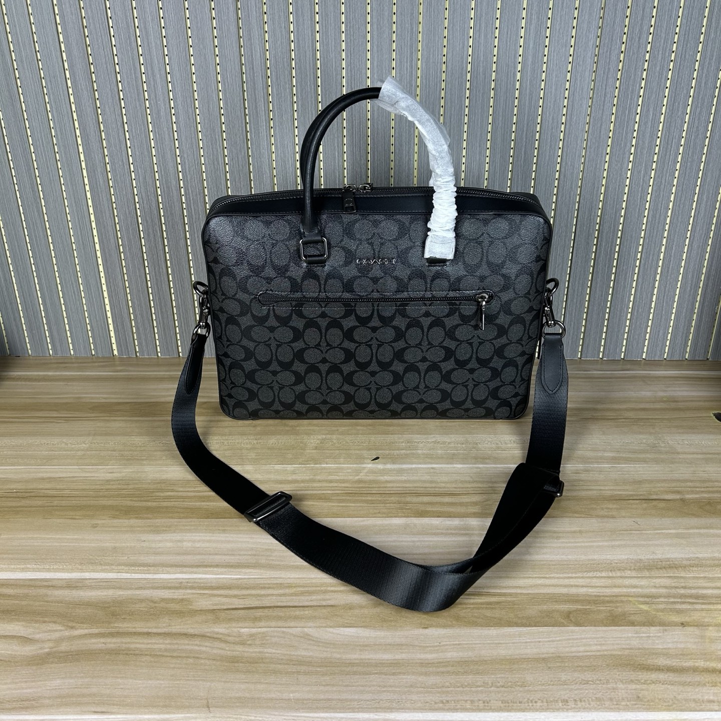 Coach 款号 ：CR270 男士新款公文包 可手提斜挎单肩包男包 简约大方款 荔枝纹头层牛皮材质 超软牛皮品质 做工 版型立体挺括 纳物非常方便 容量大 可以放笔记本电脑