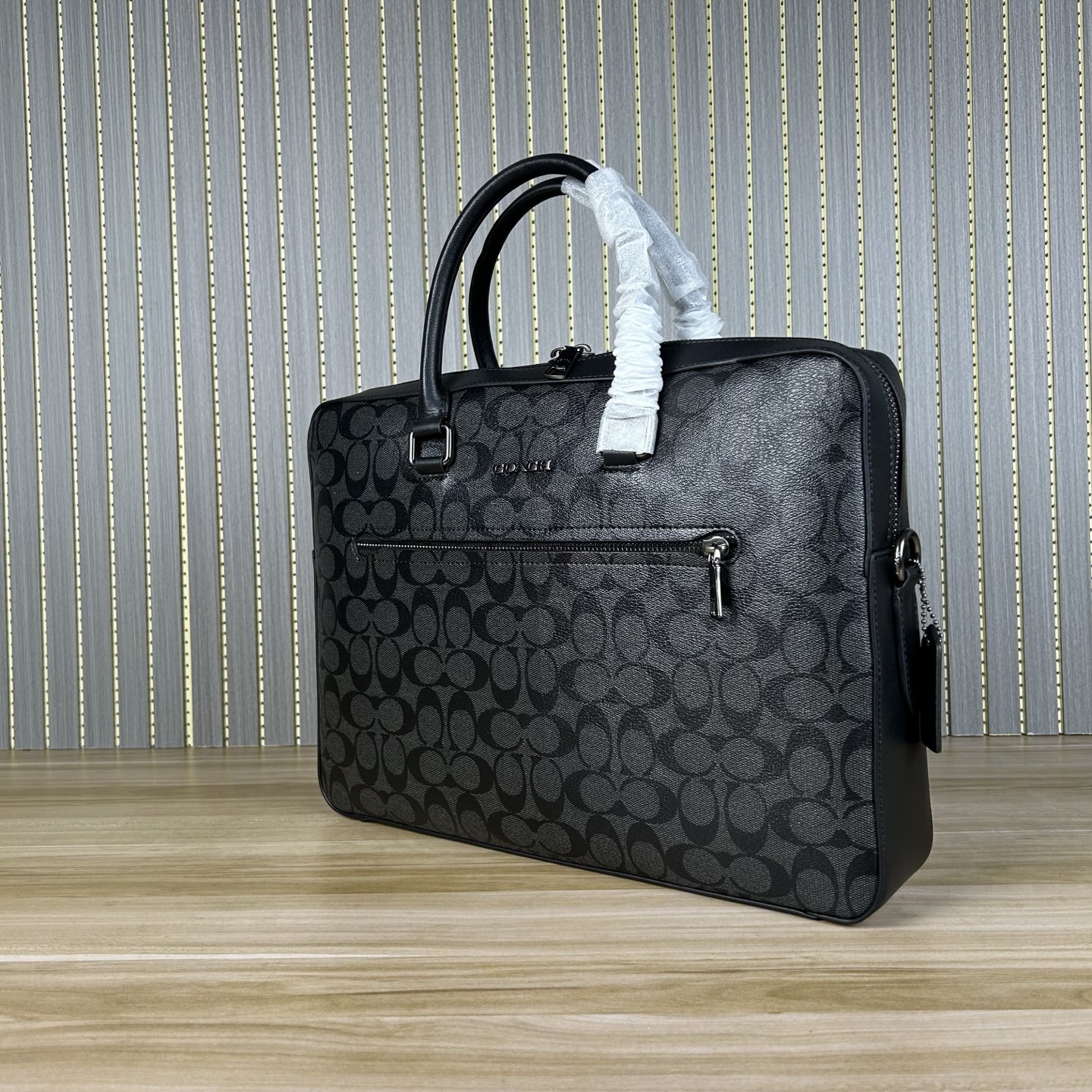 Coach 款号 ：CR270 男士新款公文包 可手提斜挎单肩包男包 简约大方款 荔枝纹头层牛皮材质 超软牛皮品质 做工 版型立体挺括 纳物非常方便 容量大 可以放笔记本电脑