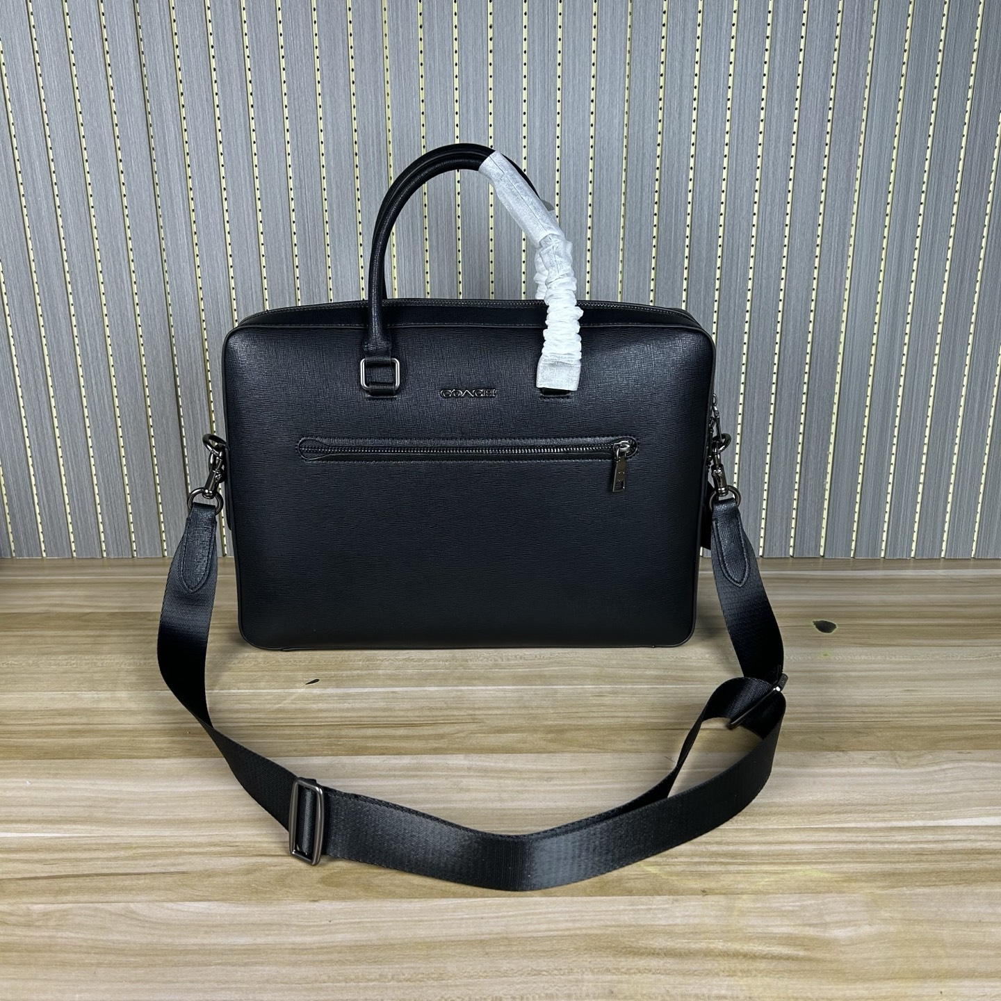 Coach 款号 ：CR271 男士新款公文包 可手提斜挎单肩包男包 简约大方款 头层牛皮材质 超软牛皮品质 做工 版型立体挺括 纳物非常方便 容量大 可以放笔记本电脑