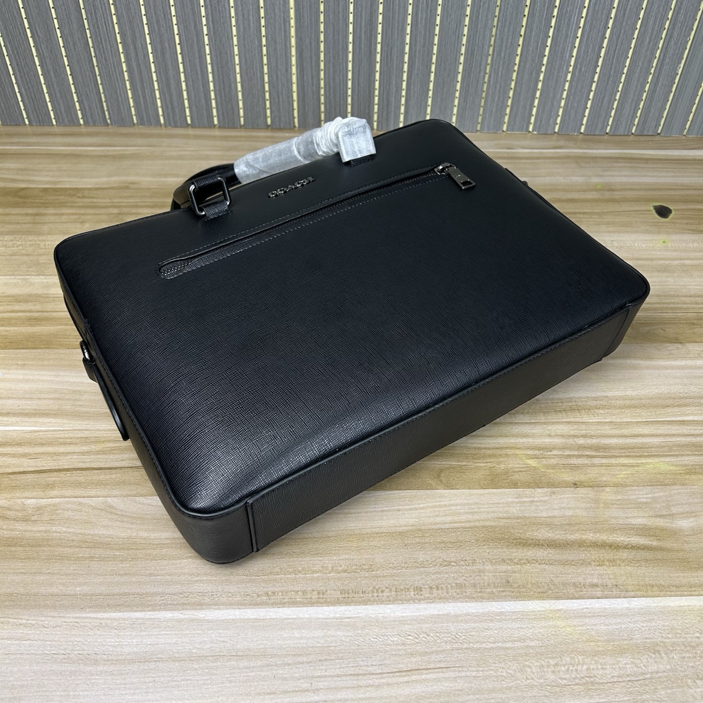Coach 款号 ：CR271 男士新款公文包 可手提斜挎单肩包男包 简约大方款 头层牛皮材质 超软牛皮品质 做工 版型立体挺括 纳物非常方便 容量大 可以放笔记本电脑