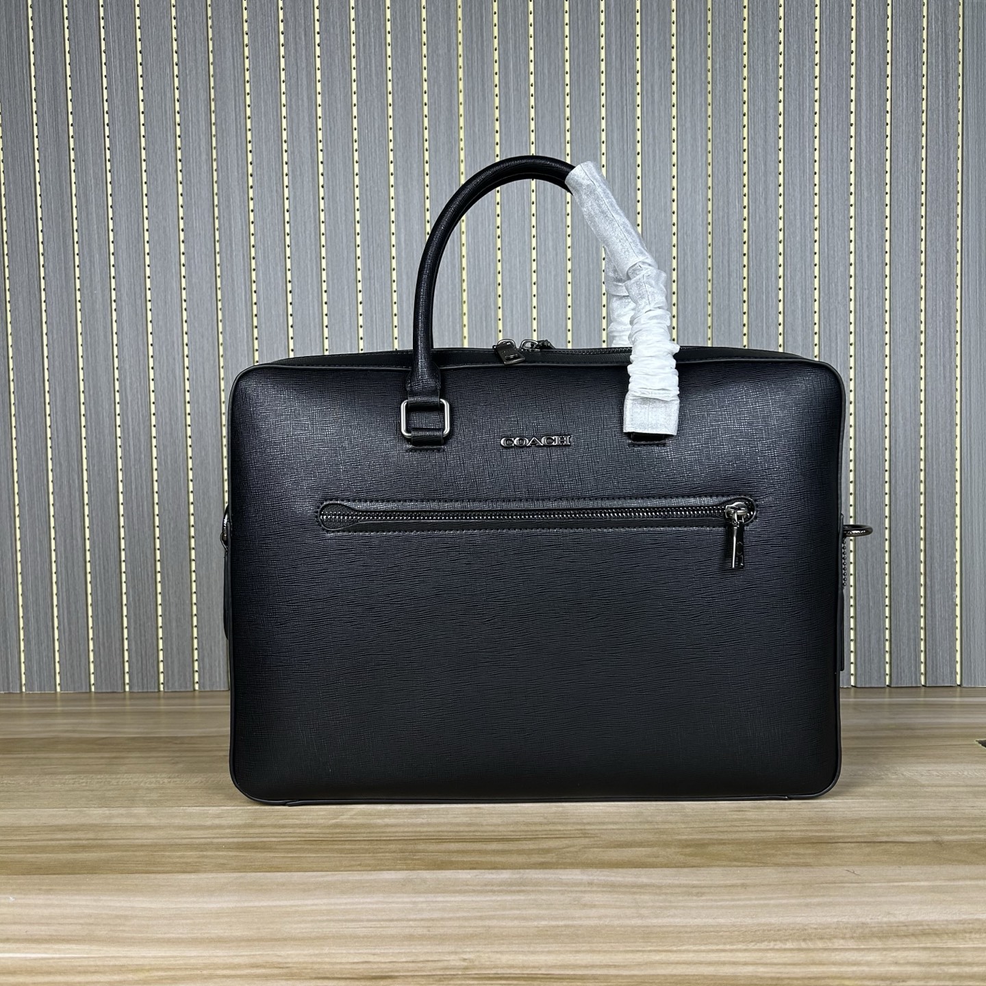 Coach 款号 ：CR271 男士新款公文包 可手提斜挎单肩包男包 简约大方款 头层牛皮材质 超软牛皮品质 做工 版型立体挺括 纳物非常方便 容量大 可以放笔记本电脑