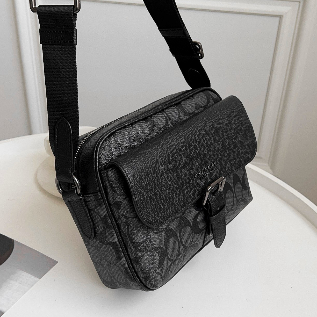 Coach C家 C6080男士单肩斜跨包休闲百搭拉链邮差包相机包 帆布，涂层搭配鹅卵石颗粒头层牛皮 尺寸22.17.6cm