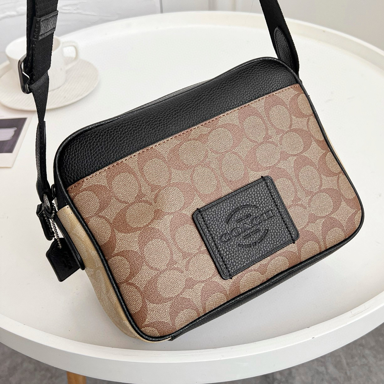 Coach C家 C6080男士单肩斜跨包休闲百搭拉链邮差包相机包 帆布，涂层搭配鹅卵石颗粒头层牛皮 尺寸22.17.6cm