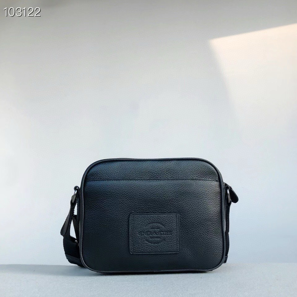 Coach 款号： C5399 Coach Hudson 系列 男士斜挎包 简洁包身 多口袋的功能设计