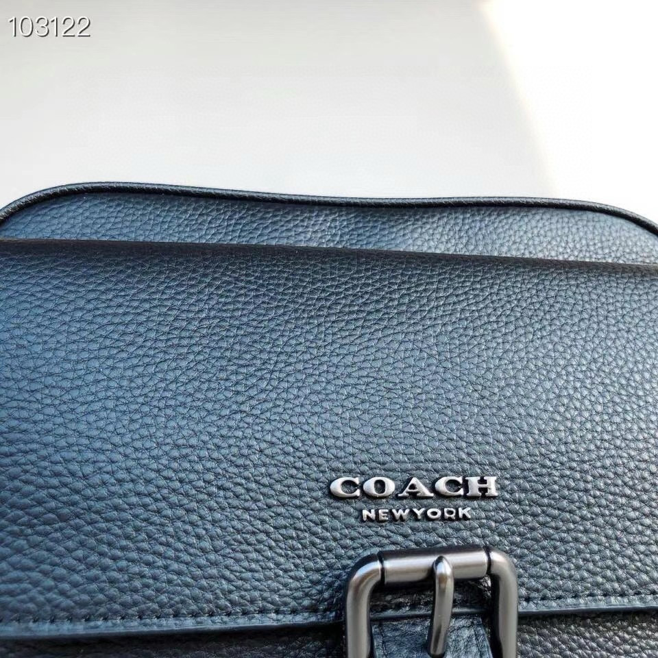 Coach 款号： C5399 Coach Hudson 系列 男士斜挎包 简洁包身 多口袋的功能设计