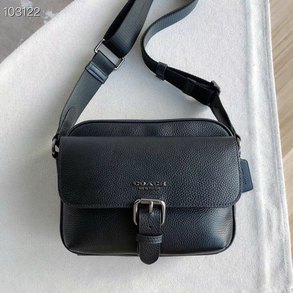 Coach 款号： C5399 Coach Hudson 系列 男士斜挎包 简洁包身 多口袋的功能设计