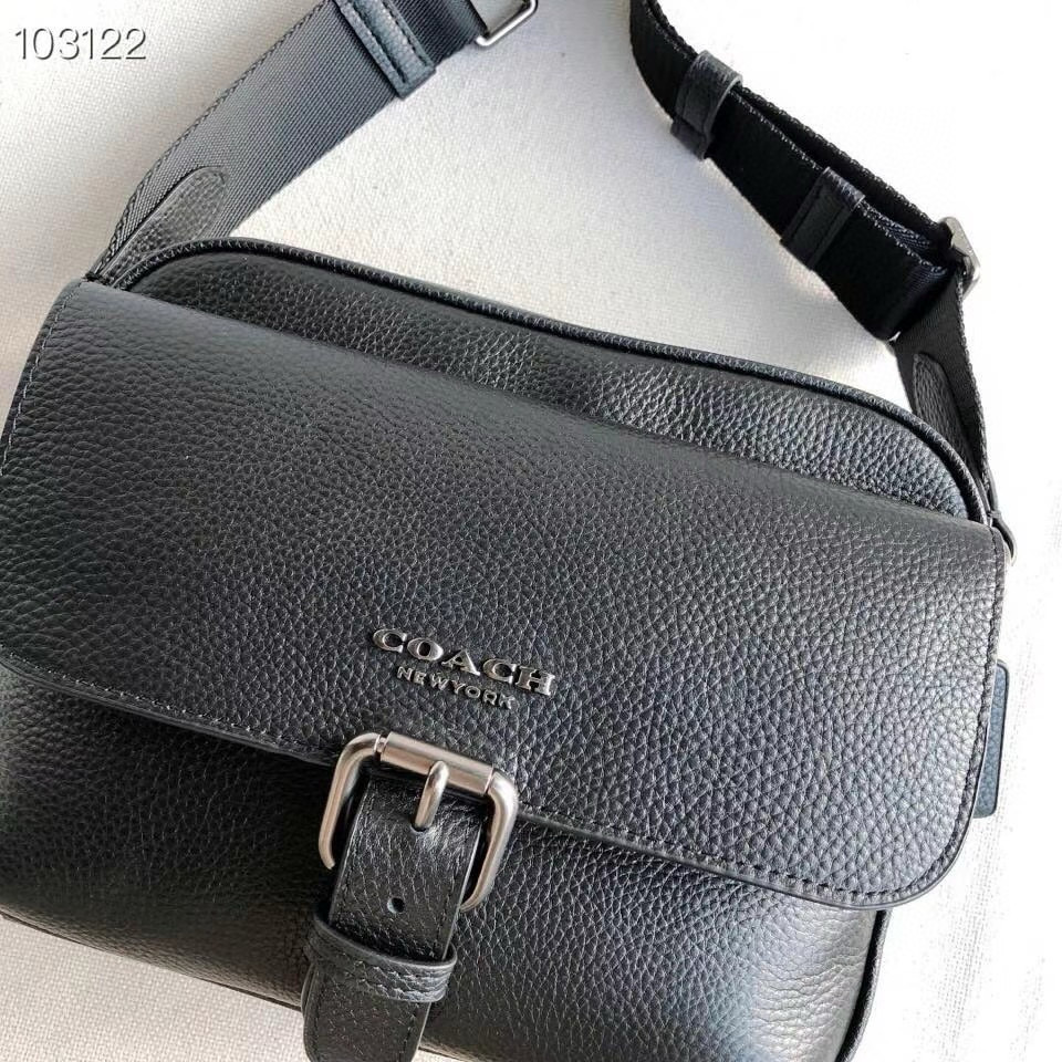 Coach 款号： C5399 Coach Hudson 系列 男士斜挎包 简洁包身 多口袋的功能设计