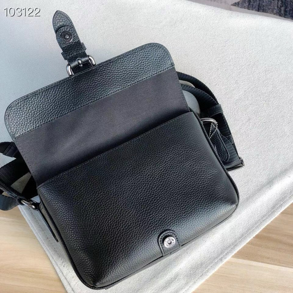 Coach 款号： C5399 Coach Hudson 系列 男士斜挎包 简洁包身 多口袋的功能设计