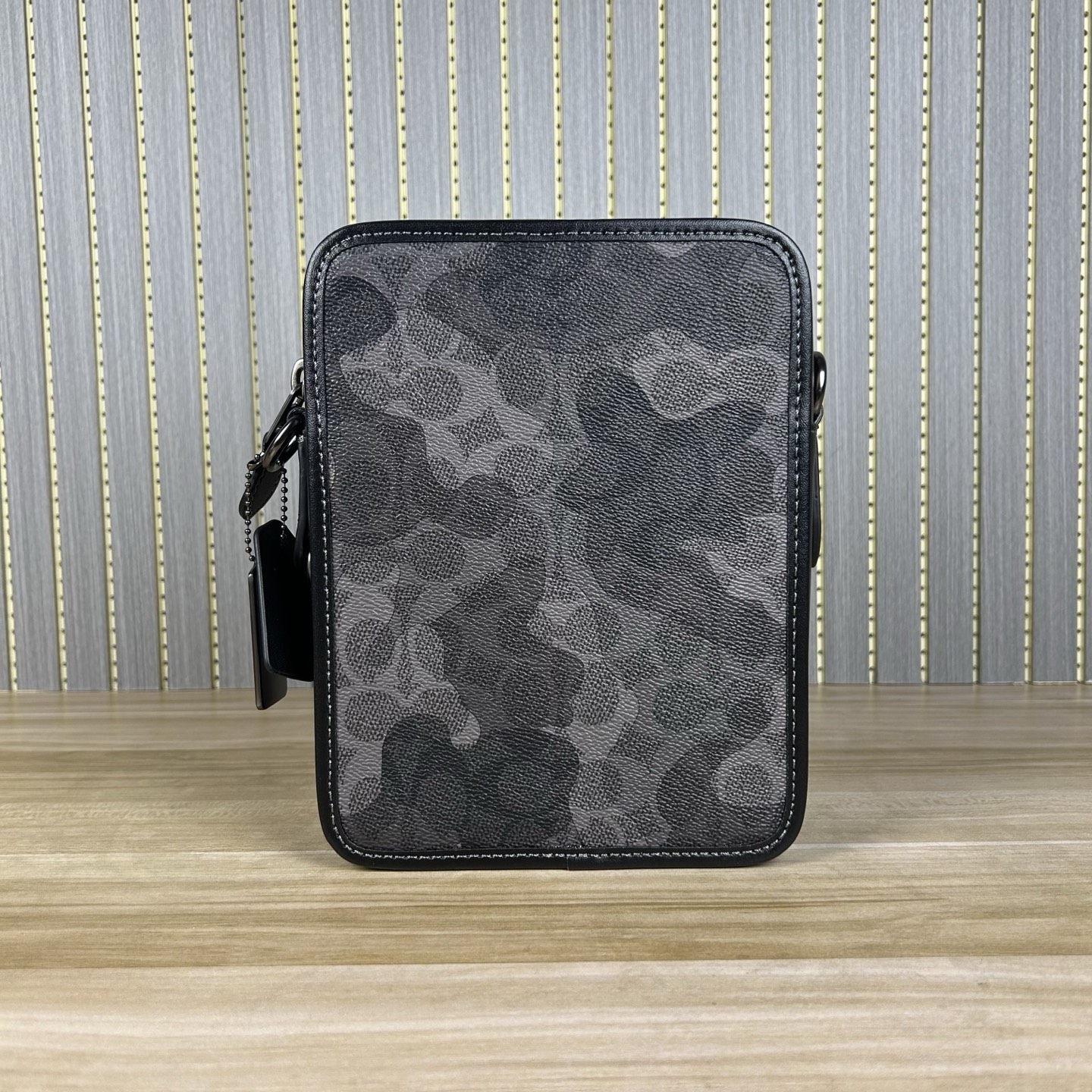 Coach 型号CA074【新款】COAC/蔻奥莱男包 标志SULLIVAN斜挎包