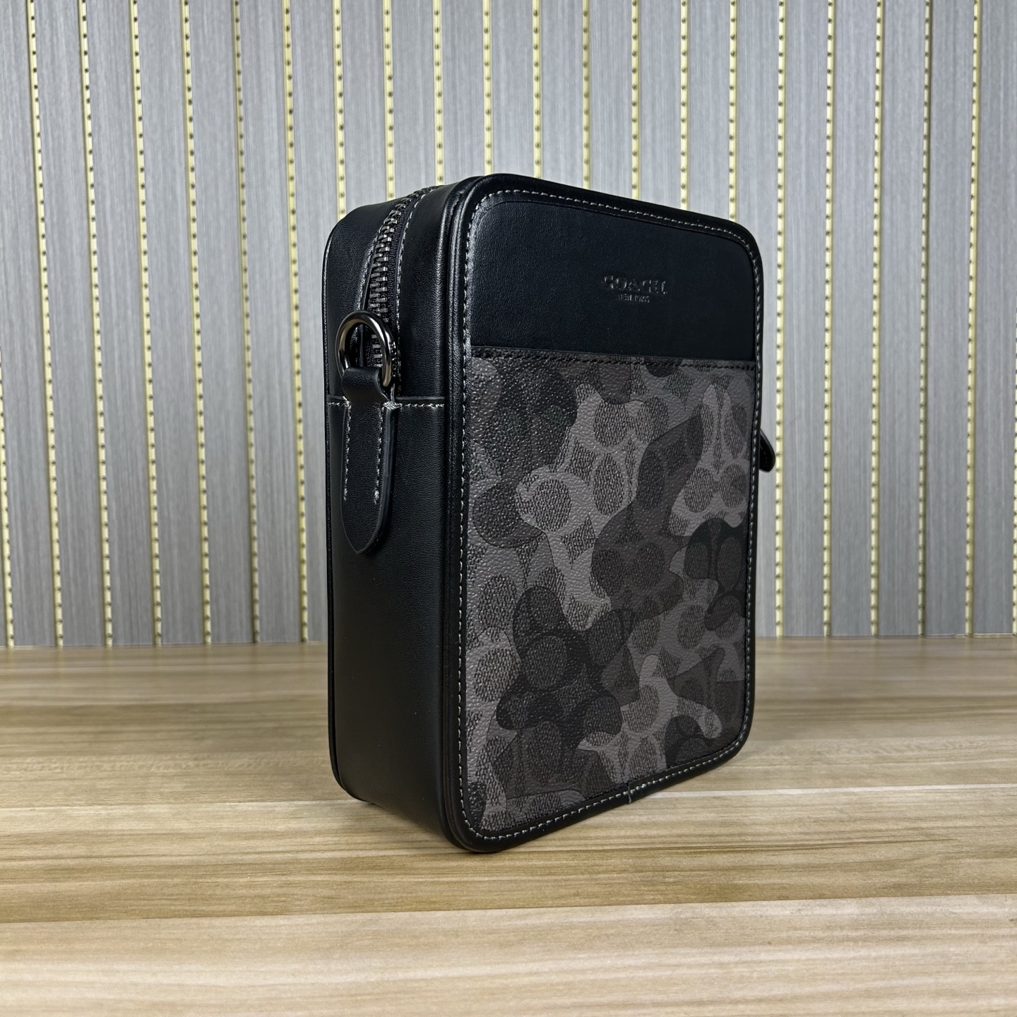 Coach 型号CA074【新款】COAC/蔻奥莱男包 标志SULLIVAN斜挎包