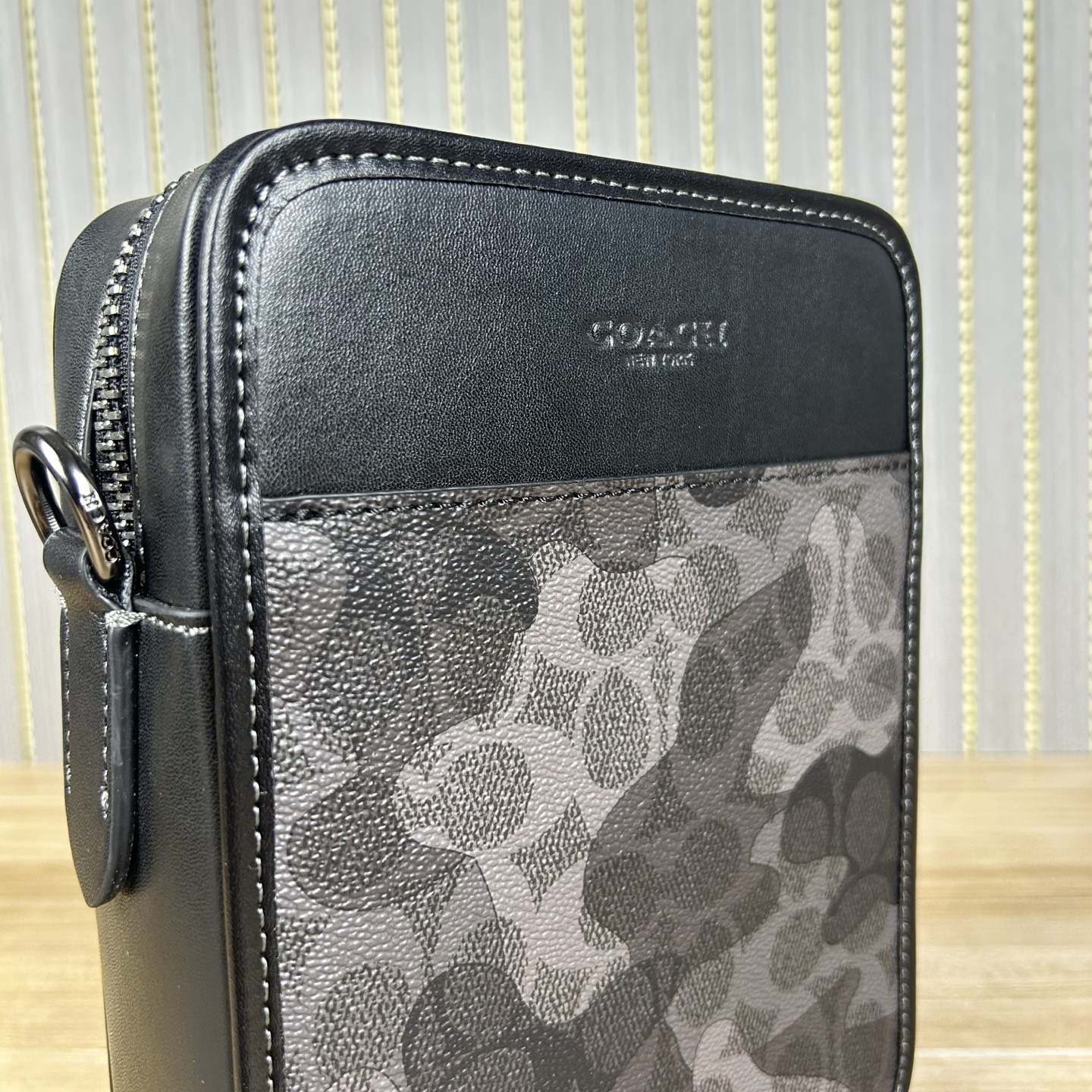 Coach 型号CA074【新款】COAC/蔻奥莱男包 标志SULLIVAN斜挎包
