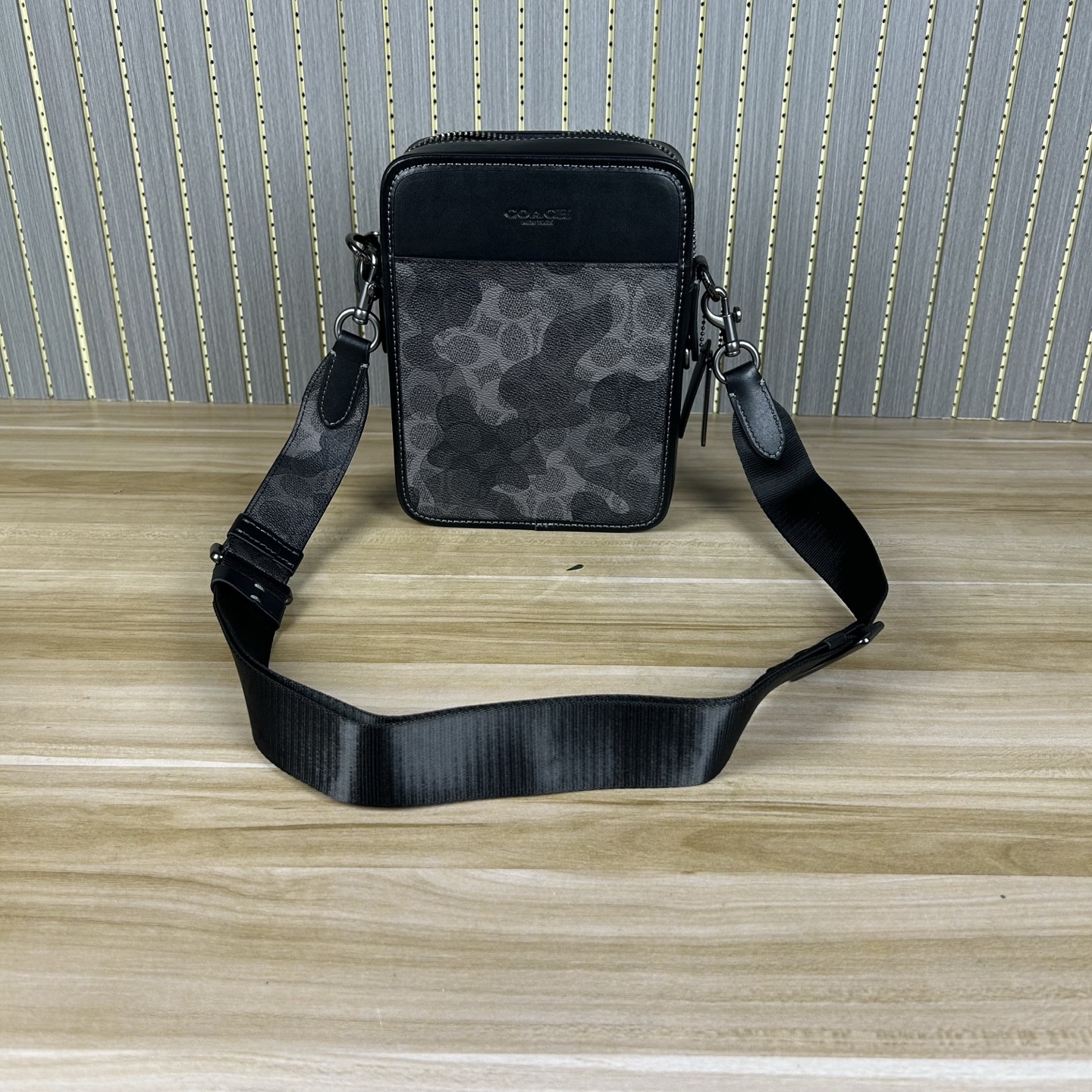Coach 型号CA074【新款】COAC/蔻奥莱男包 标志SULLIVAN斜挎包