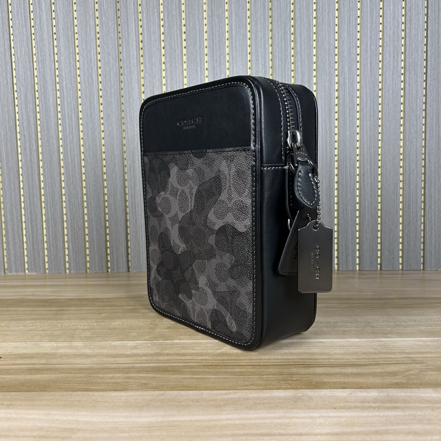 Coach 型号CA074【新款】COAC/蔻奥莱男包 标志SULLIVAN斜挎包