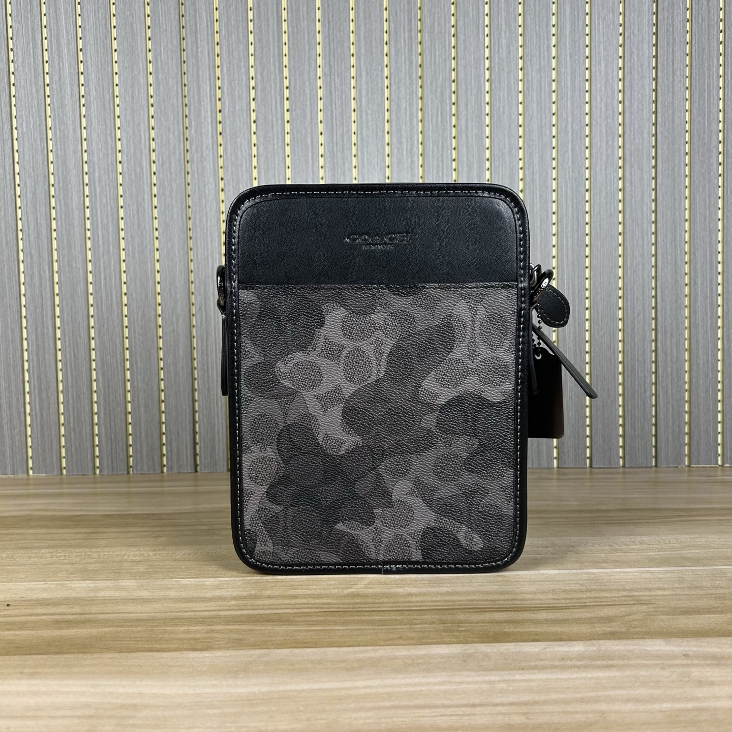 Coach 型号CA074【新款】COAC/蔻奥莱男包 标志SULLIVAN斜挎包