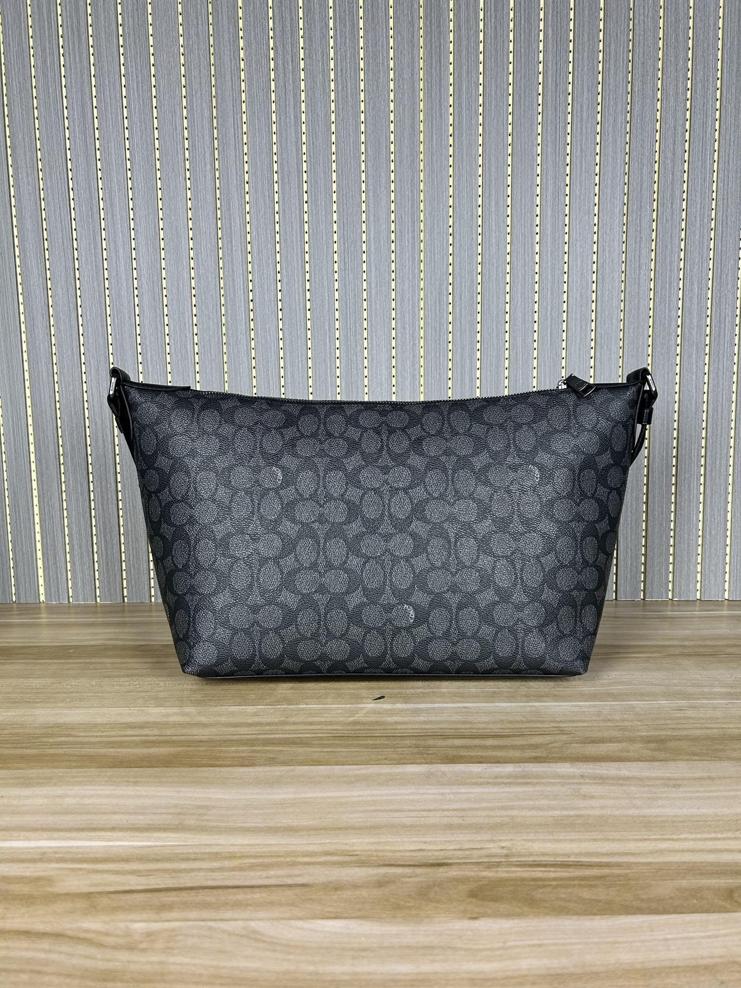 Coach CAJ91 C家新款男士流浪包 斜挂包 空间大能收纳各种用品 小红书 热度超高 肩带可以长短调节 整体轻便且实用
