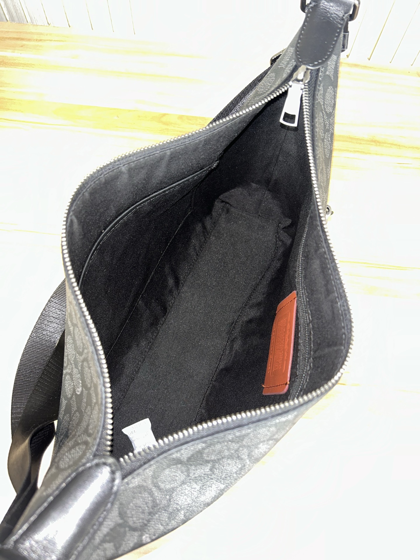 Coach CAJ91 C家新款男士流浪包 斜挂包 空间大能收纳各种用品 小红书 热度超高 肩带可以长短调节 整体轻便且实用