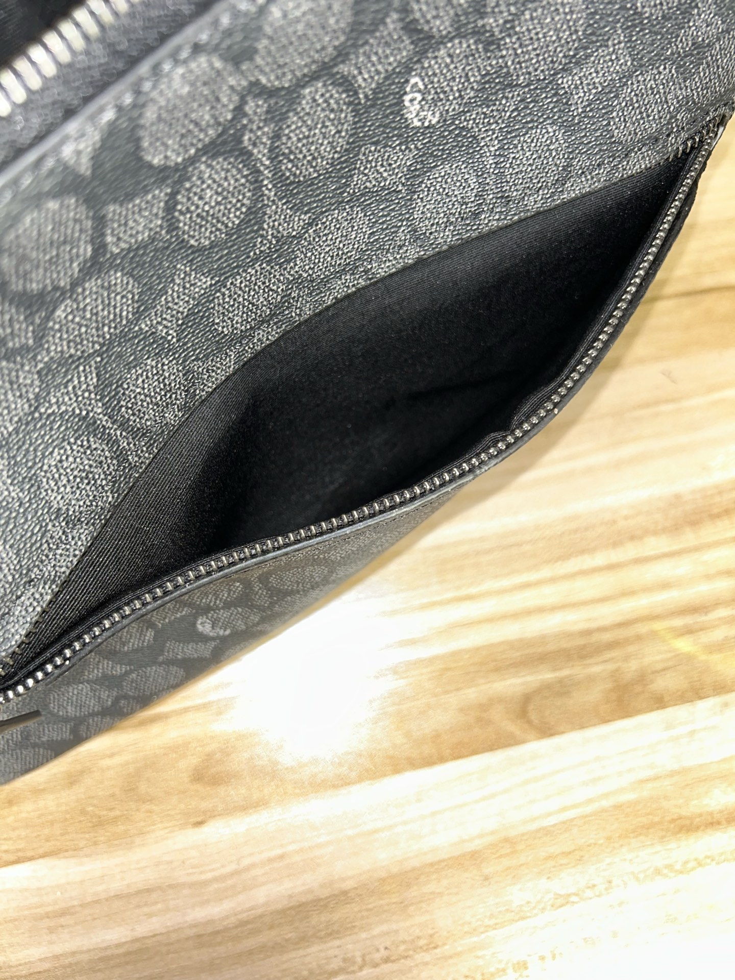 Coach CAJ91 C家新款男士流浪包 斜挂包 空间大能收纳各种用品 小红书 热度超高 肩带可以长短调节 整体轻便且实用