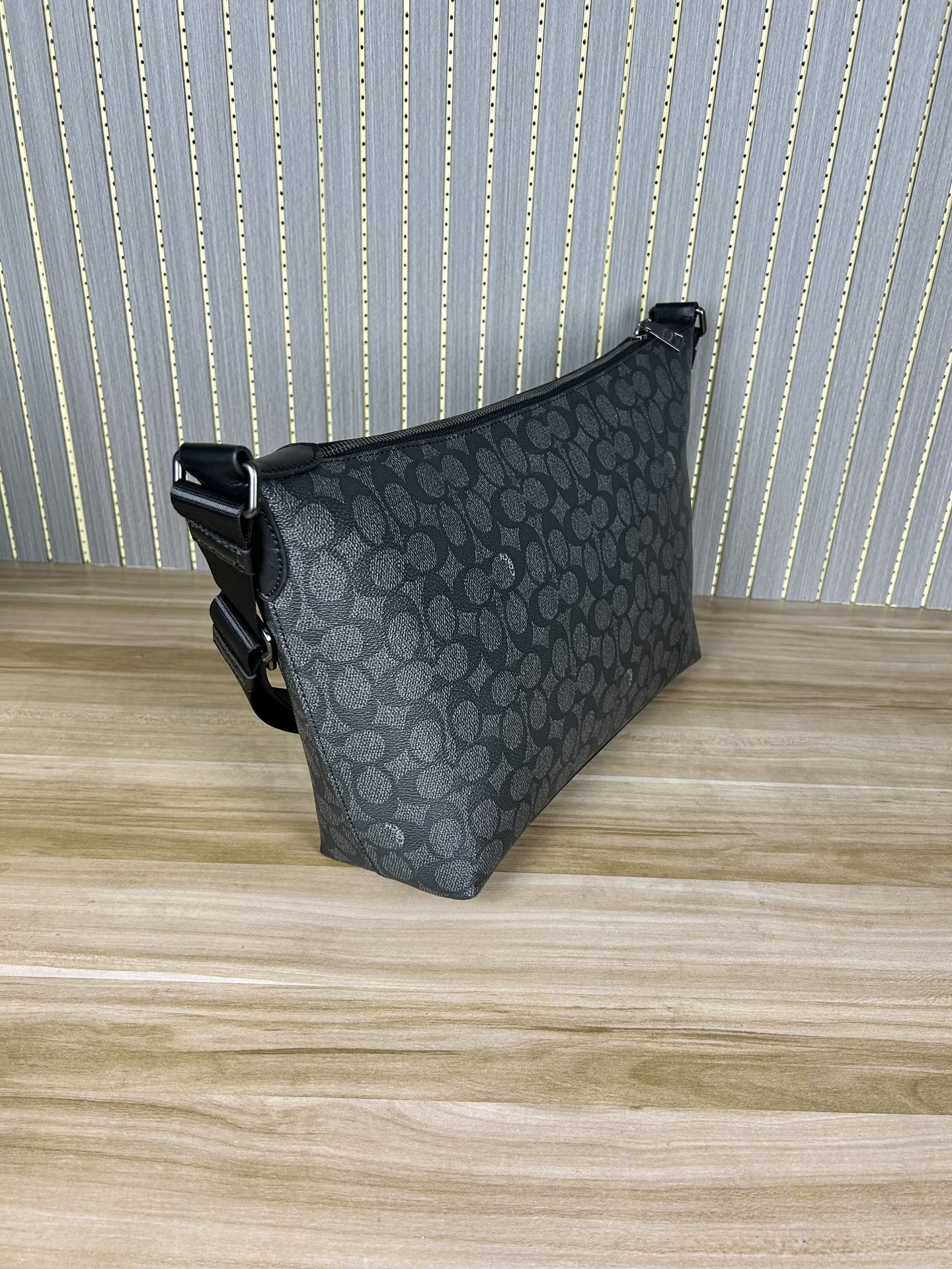 Coach CAJ91 C家新款男士流浪包 斜挂包 空间大能收纳各种用品 小红书 热度超高 肩带可以长短调节 整体轻便且实用