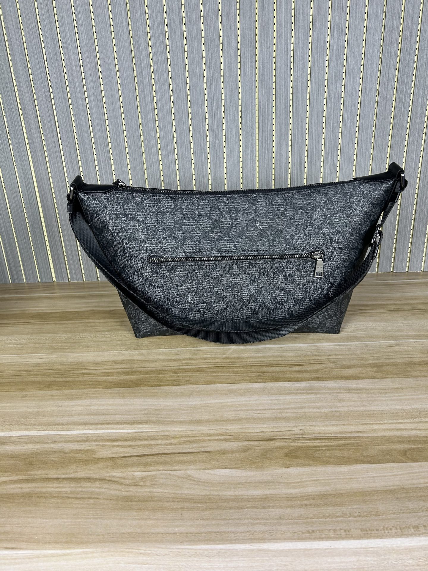 Coach CAJ91 C家新款男士流浪包 斜挂包 空间大能收纳各种用品 小红书 热度超高 肩带可以长短调节 整体轻便且实用