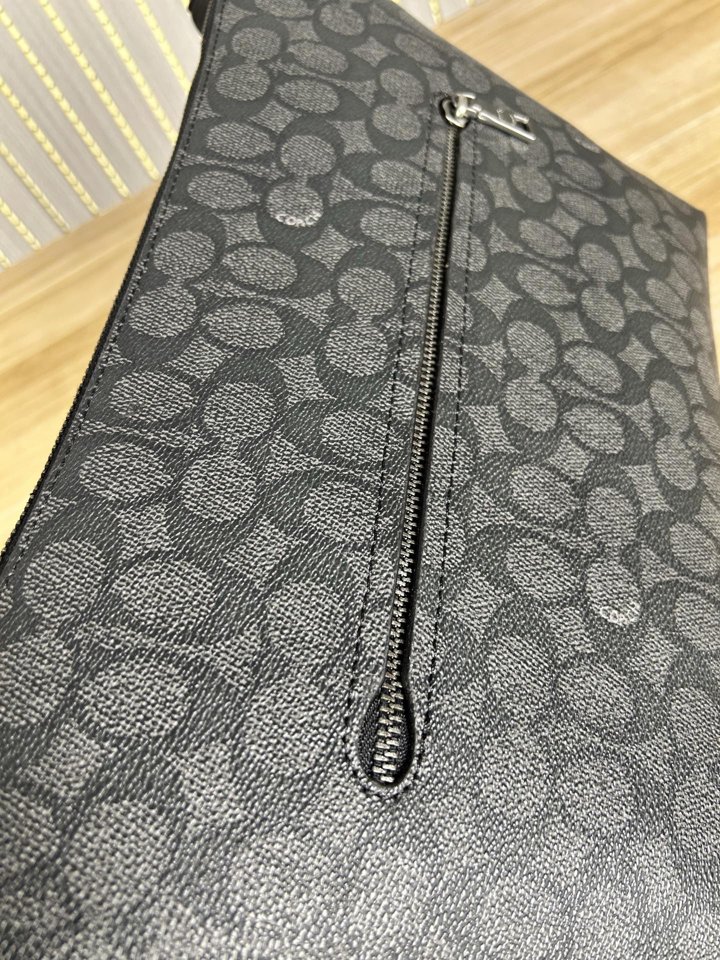 Coach CAJ91 C家新款男士流浪包 斜挂包 空间大能收纳各种用品 小红书 热度超高 肩带可以长短调节 整体轻便且实用