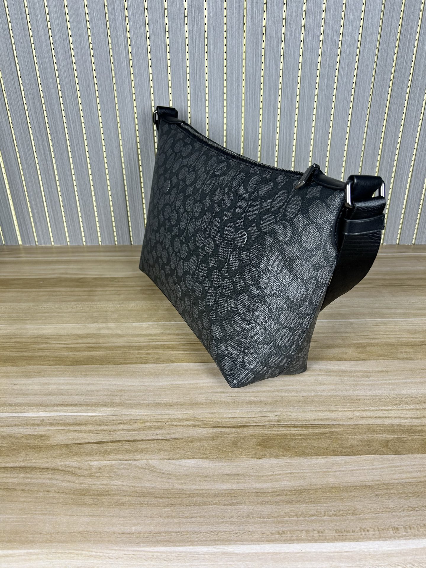 Coach CAJ91 C家新款男士流浪包 斜挂包 空间大能收纳各种用品 小红书 热度超高 肩带可以长短调节 整体轻便且实用
