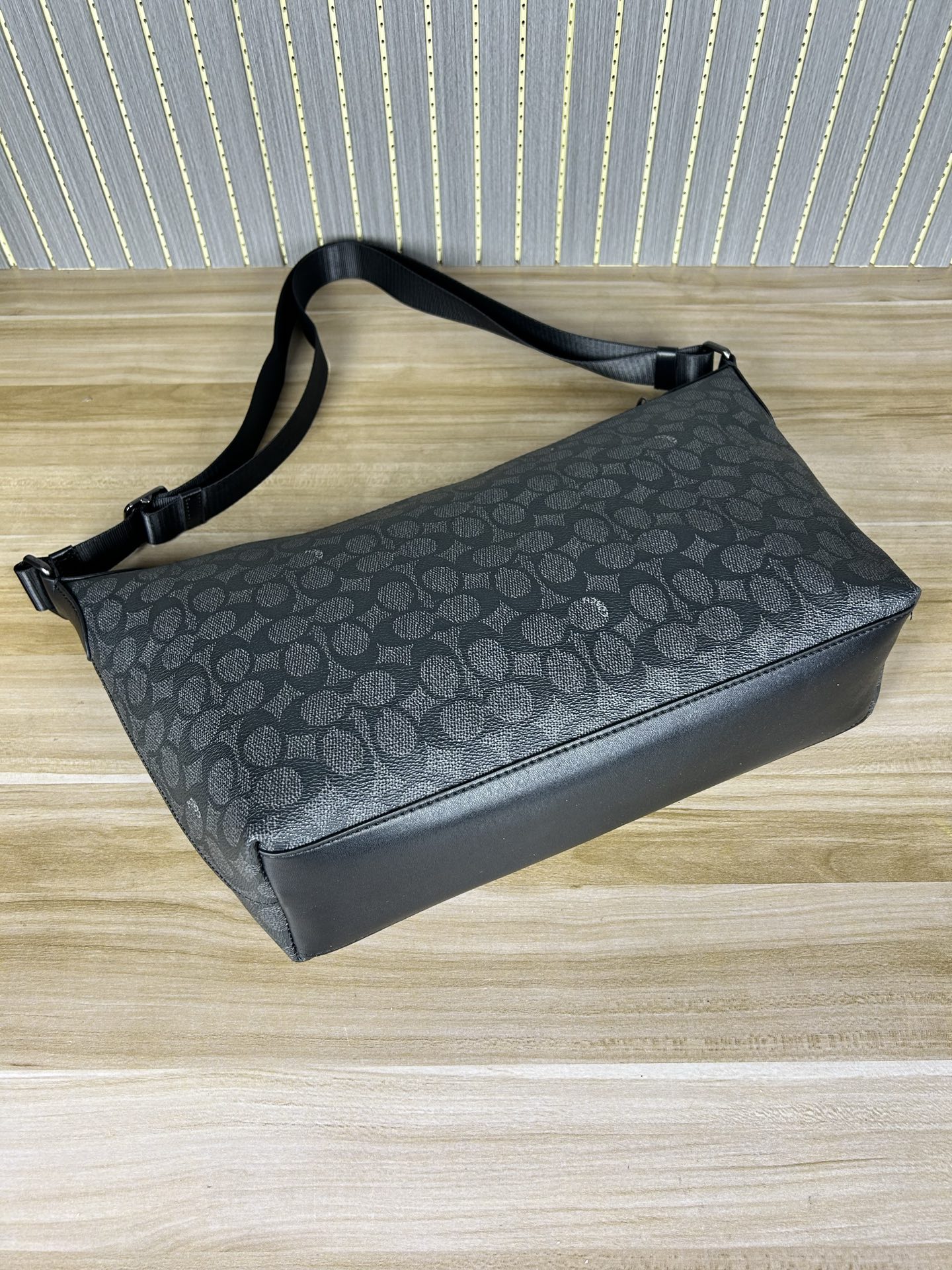 Coach CAJ91 C家新款男士流浪包 斜挂包 空间大能收纳各种用品 小红书 热度超高 肩带可以长短调节 整体轻便且实用