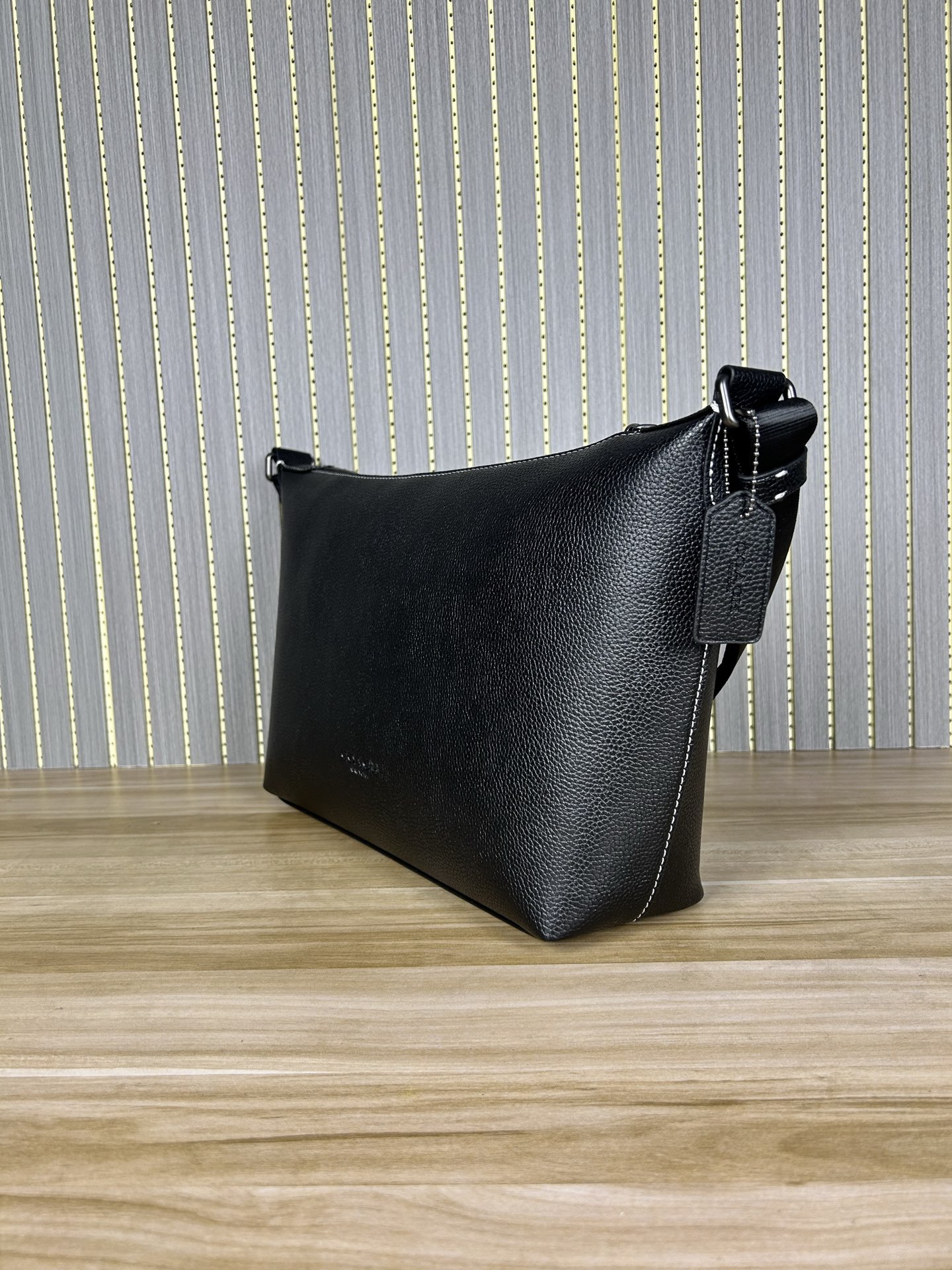 Coach CAJ70 C家新款男士流浪包 斜挂包 空间大能收纳各种用品 小红书 热度超高 肩带可以长短调节 整体轻便且实用