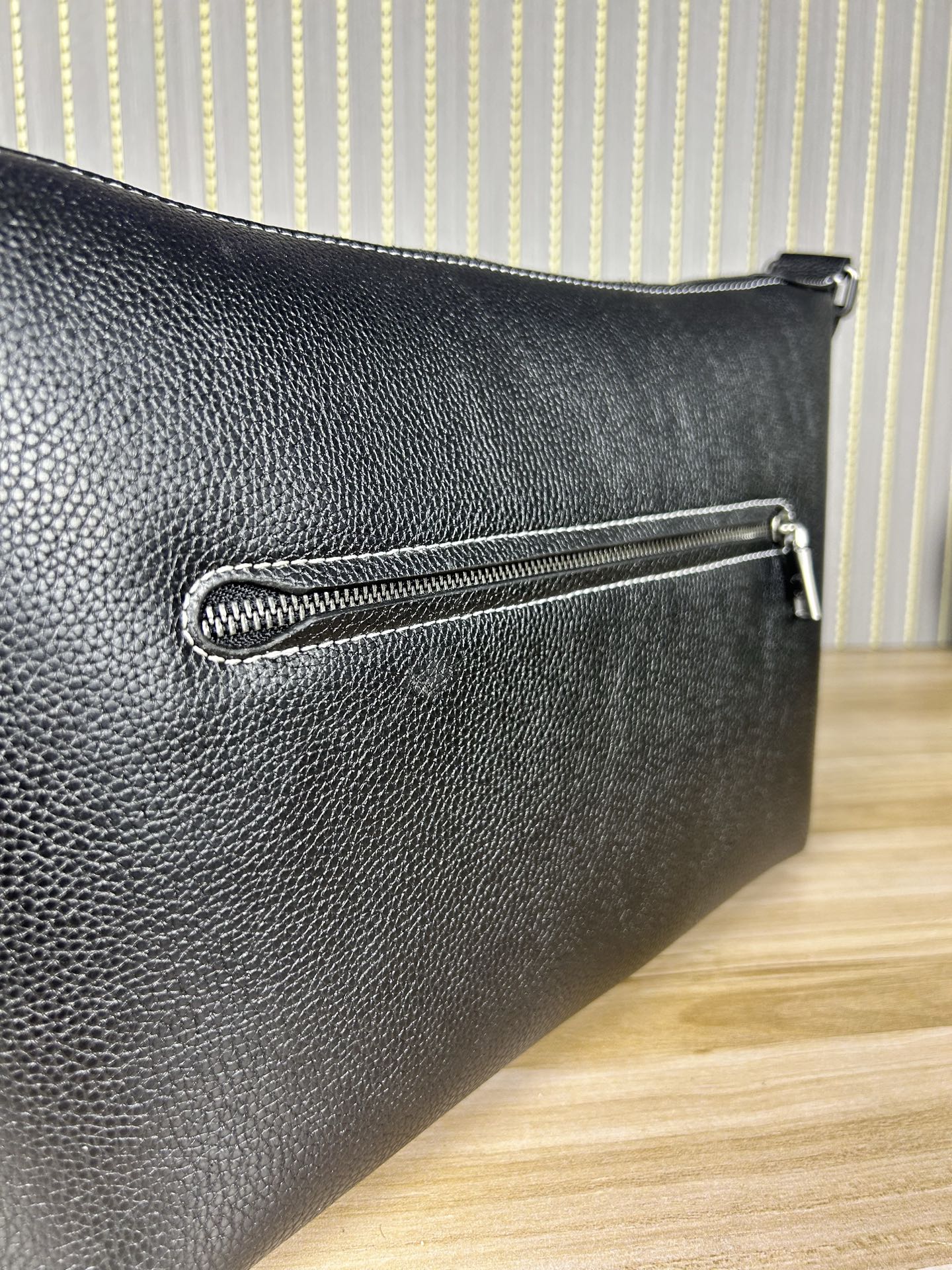 Coach CAJ70 C家新款男士流浪包 斜挂包 空间大能收纳各种用品 小红书 热度超高 肩带可以长短调节 整体轻便且实用
