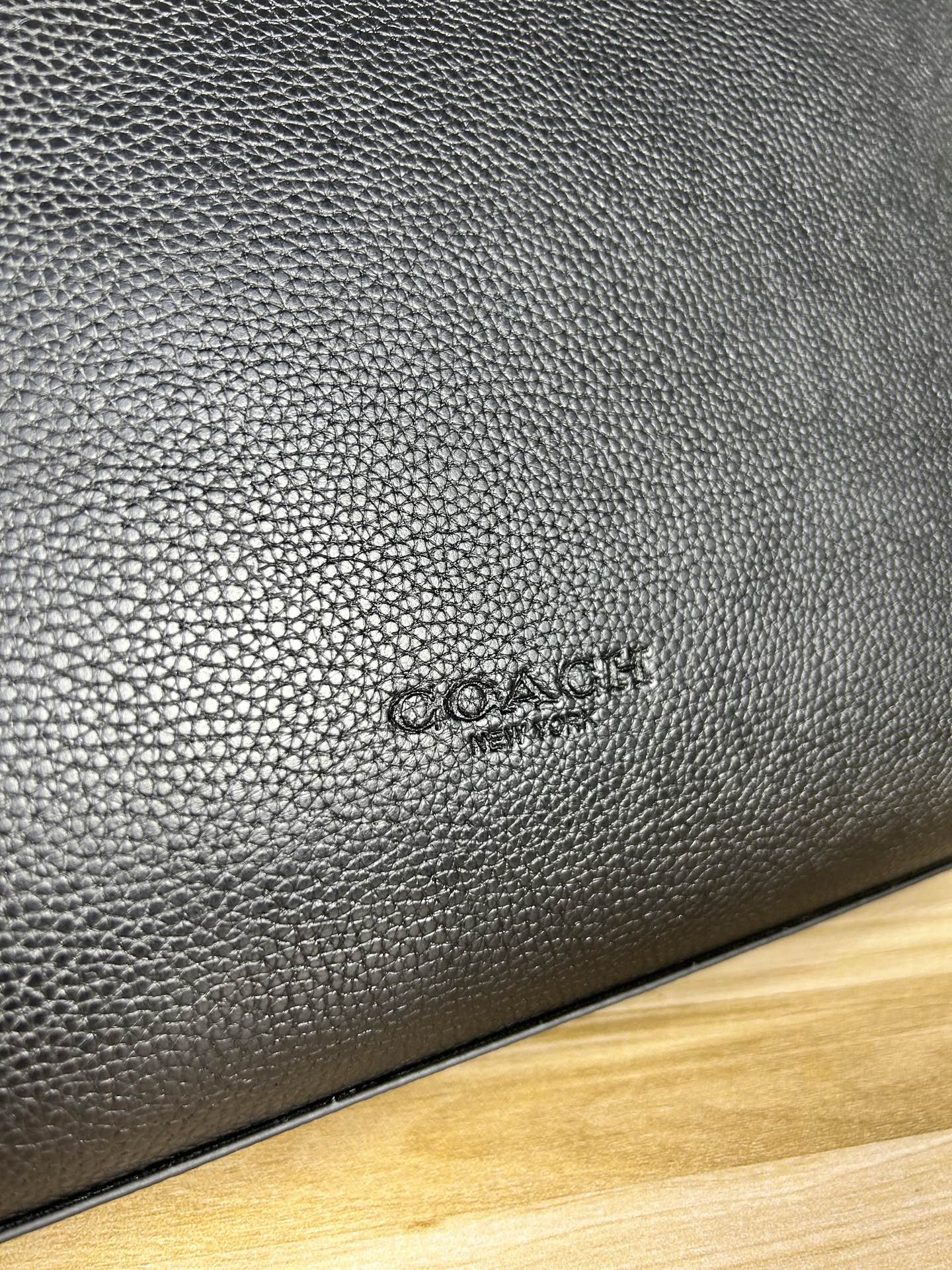 Coach CAJ70 C家新款男士流浪包 斜挂包 空间大能收纳各种用品 小红书 热度超高 肩带可以长短调节 整体轻便且实用