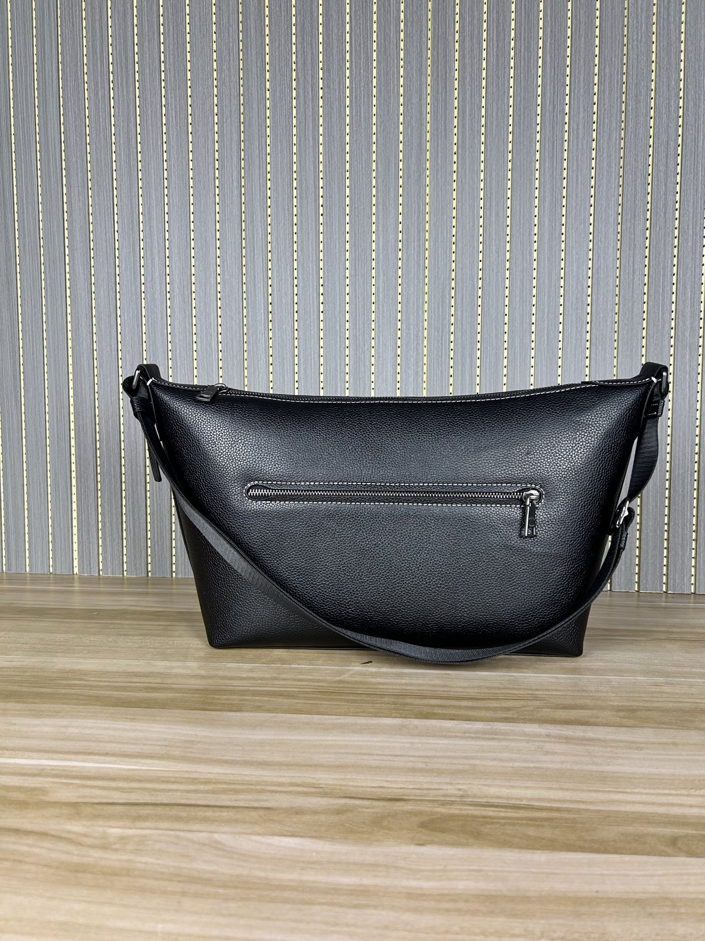 Coach CAJ70 C家新款男士流浪包 斜挂包 空间大能收纳各种用品 小红书 热度超高 肩带可以长短调节 整体轻便且实用