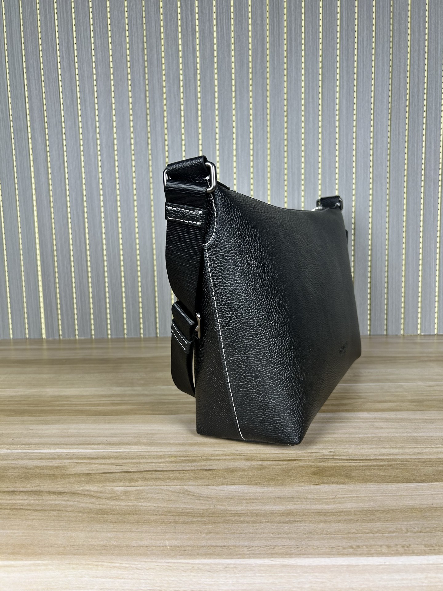 Coach CAJ70 C家新款男士流浪包 斜挂包 空间大能收纳各种用品 小红书 热度超高 肩带可以长短调节 整体轻便且实用